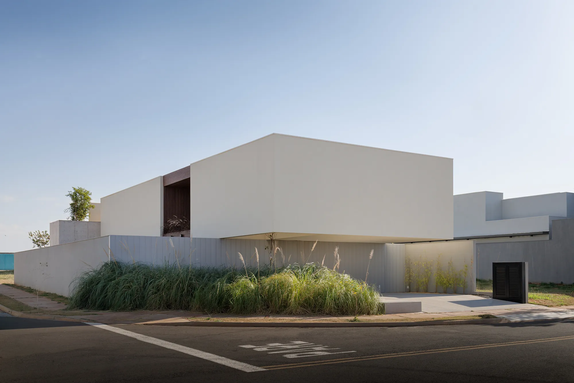 N16 House by Gruta Arquitetos: A Modern Corner-Site Residence in Brazil