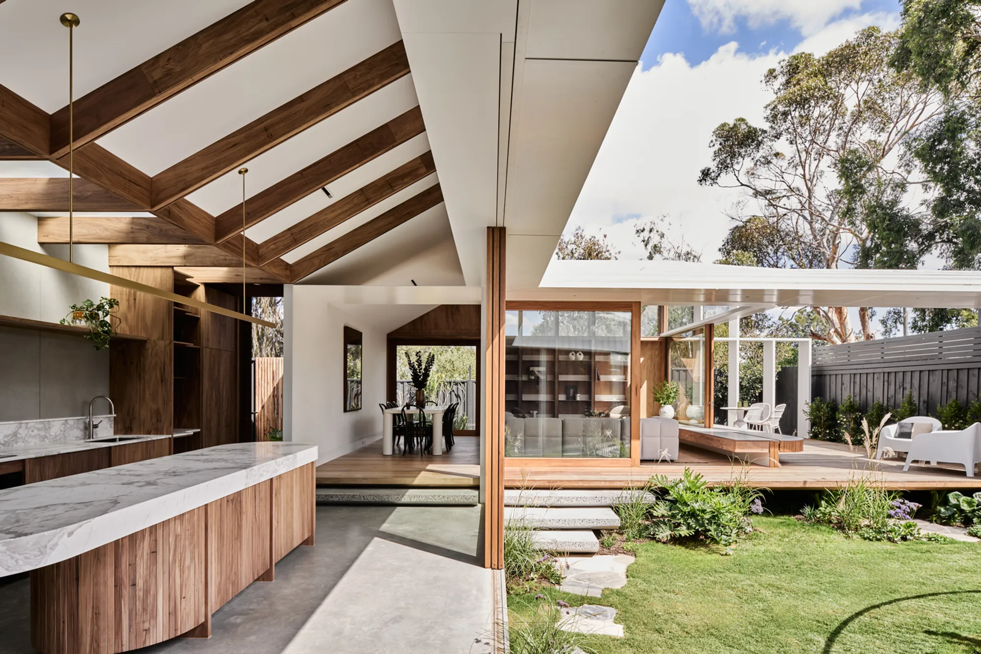 Courtyard House Design: Hug House by FIGR Architecture & Design