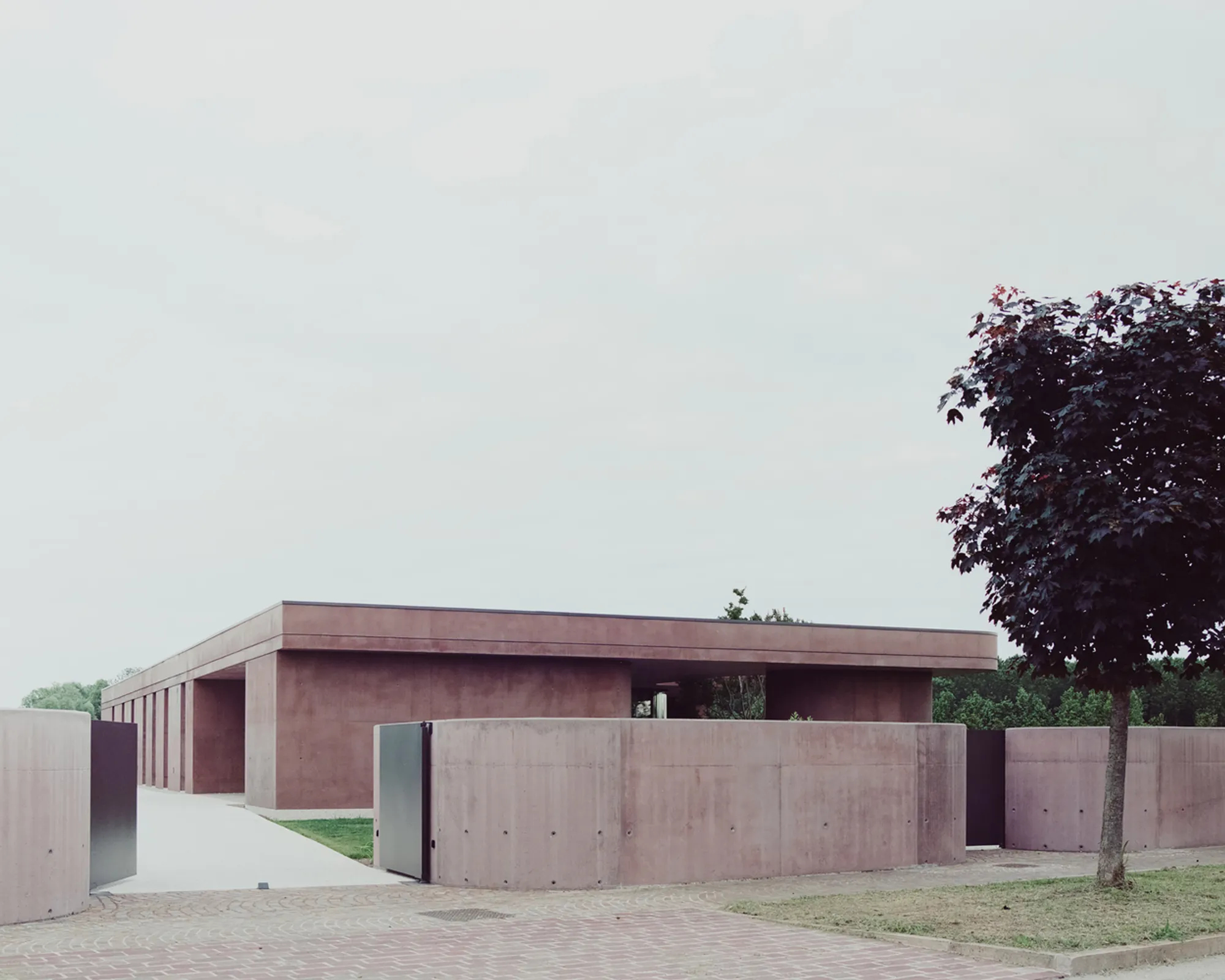 House with a Large Porch by MIDE architetti
