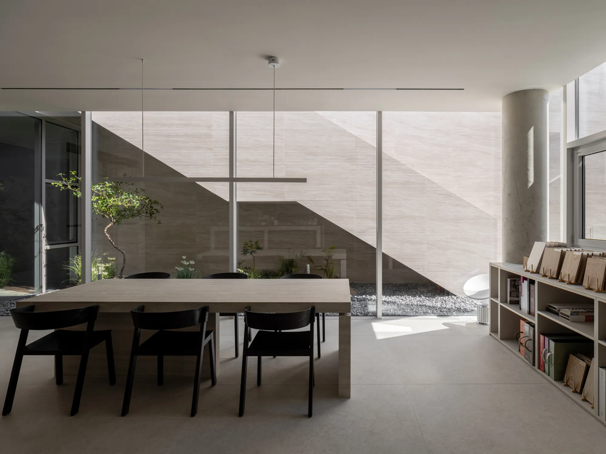 Architectural Voids in Modern Design: The Oztile Showroom by Atelier MODS