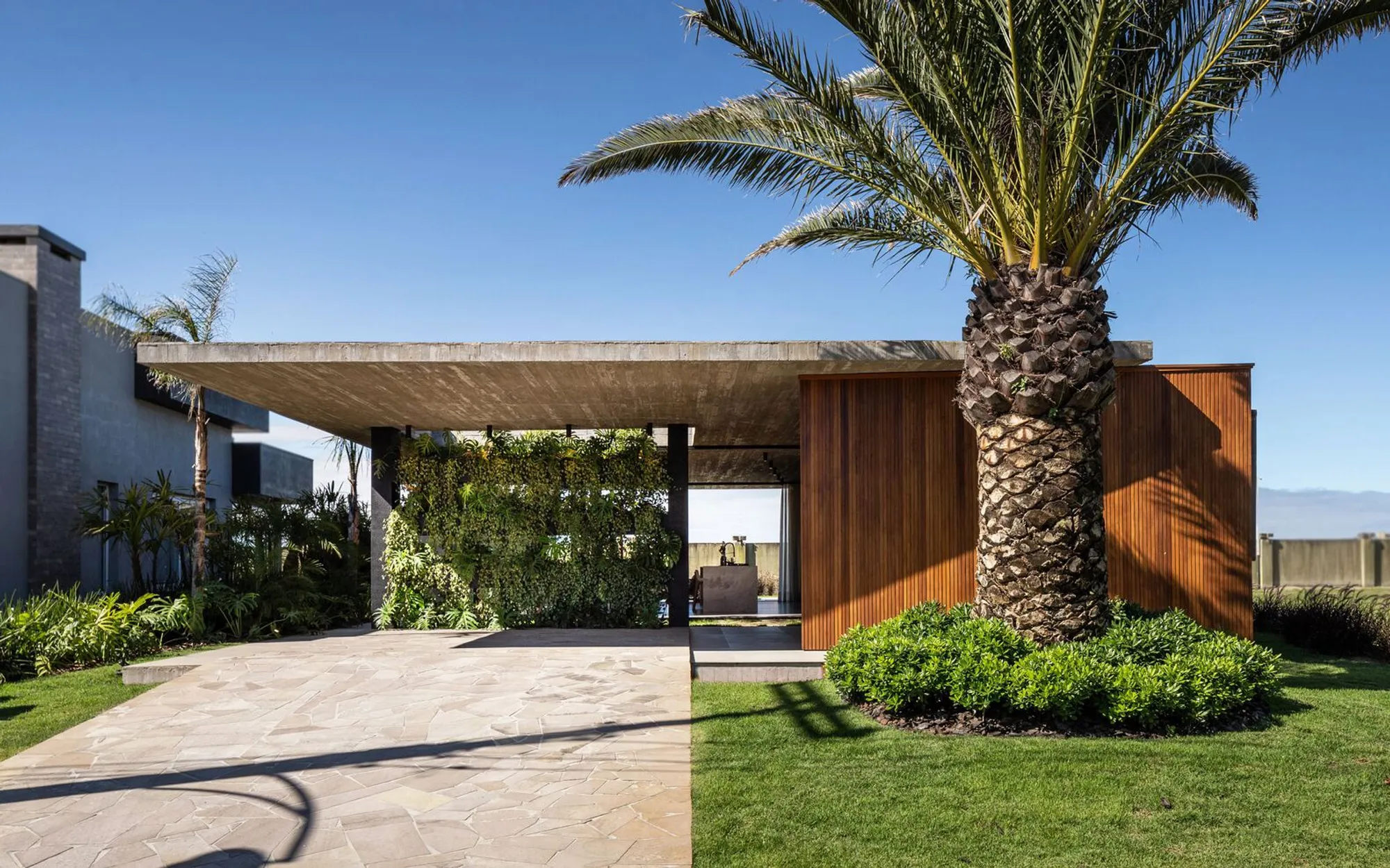Plano House by Studio Bloco Arquitetura: A Seamless Fusion of Nature and Comfort