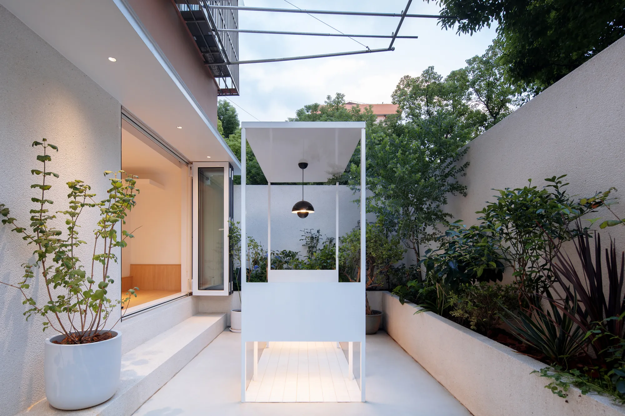 Her and Its House by Atelier Yipan: A Harmonious Blend of Work and Relaxation