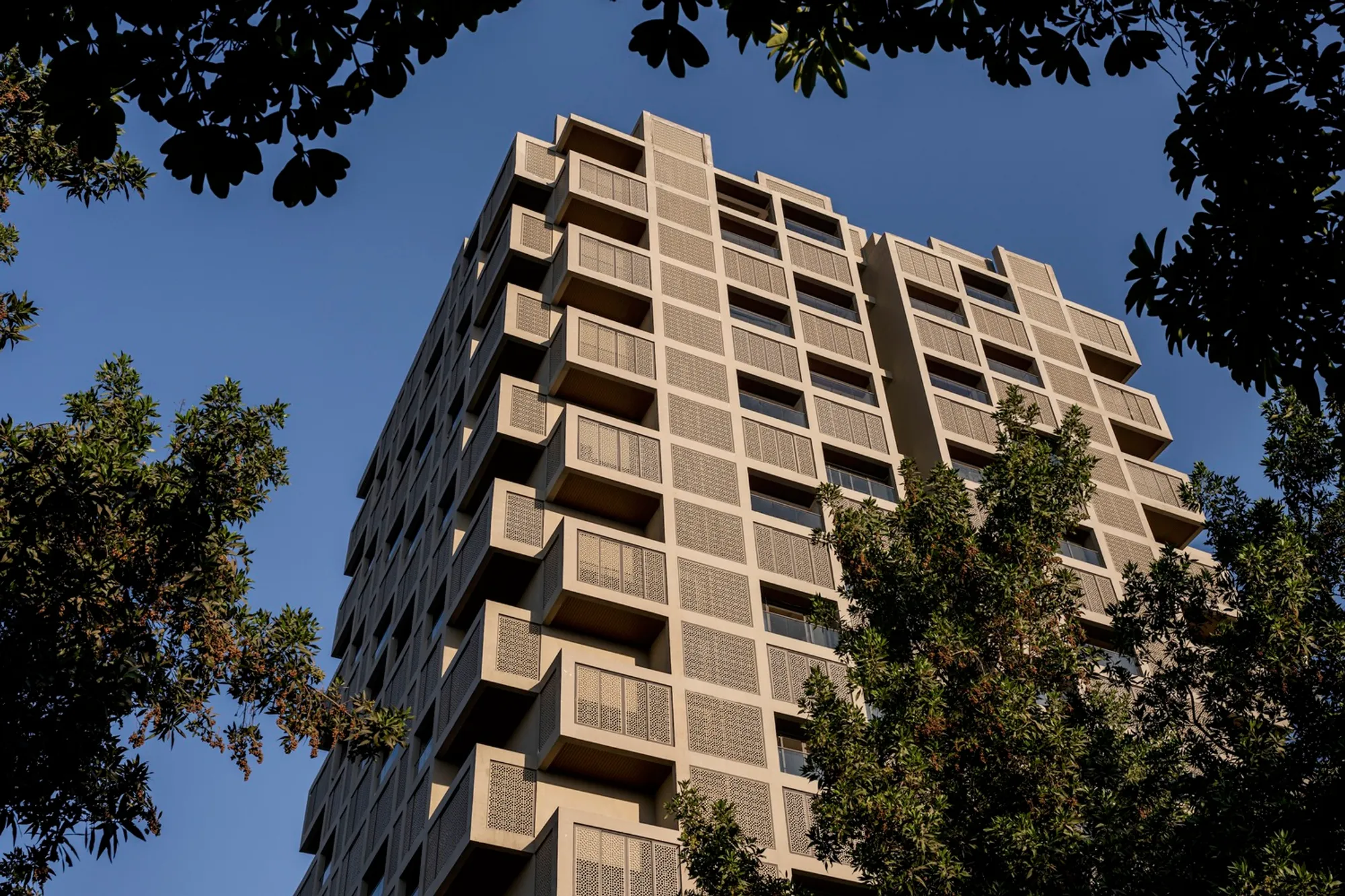 Climate-Responsive Architecture: SCREEN 504 by Sanjay Puri Architects