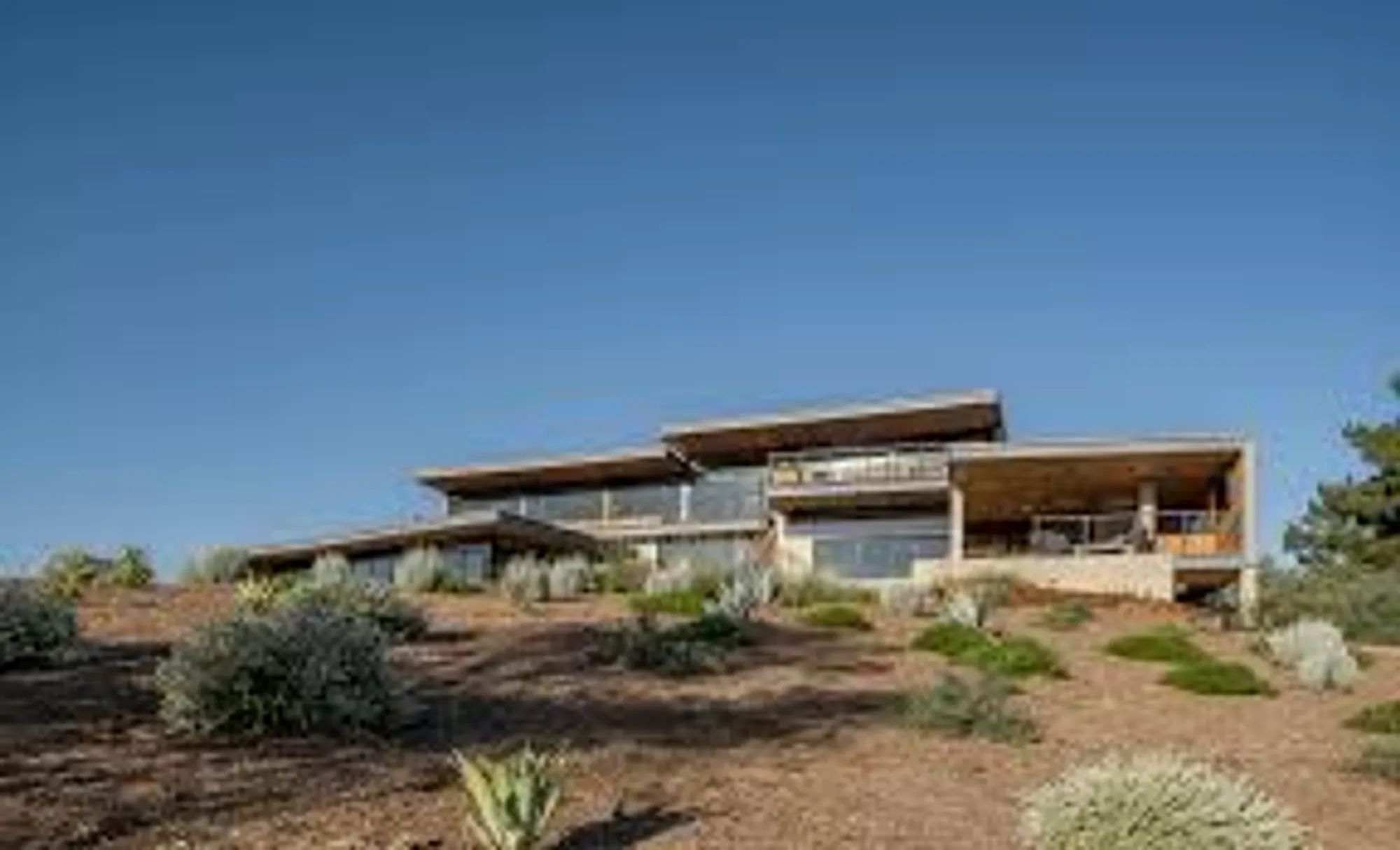 Arroyo Oak House: A Sustainable Modern Residence by ANX by Aaron Neubert Architects