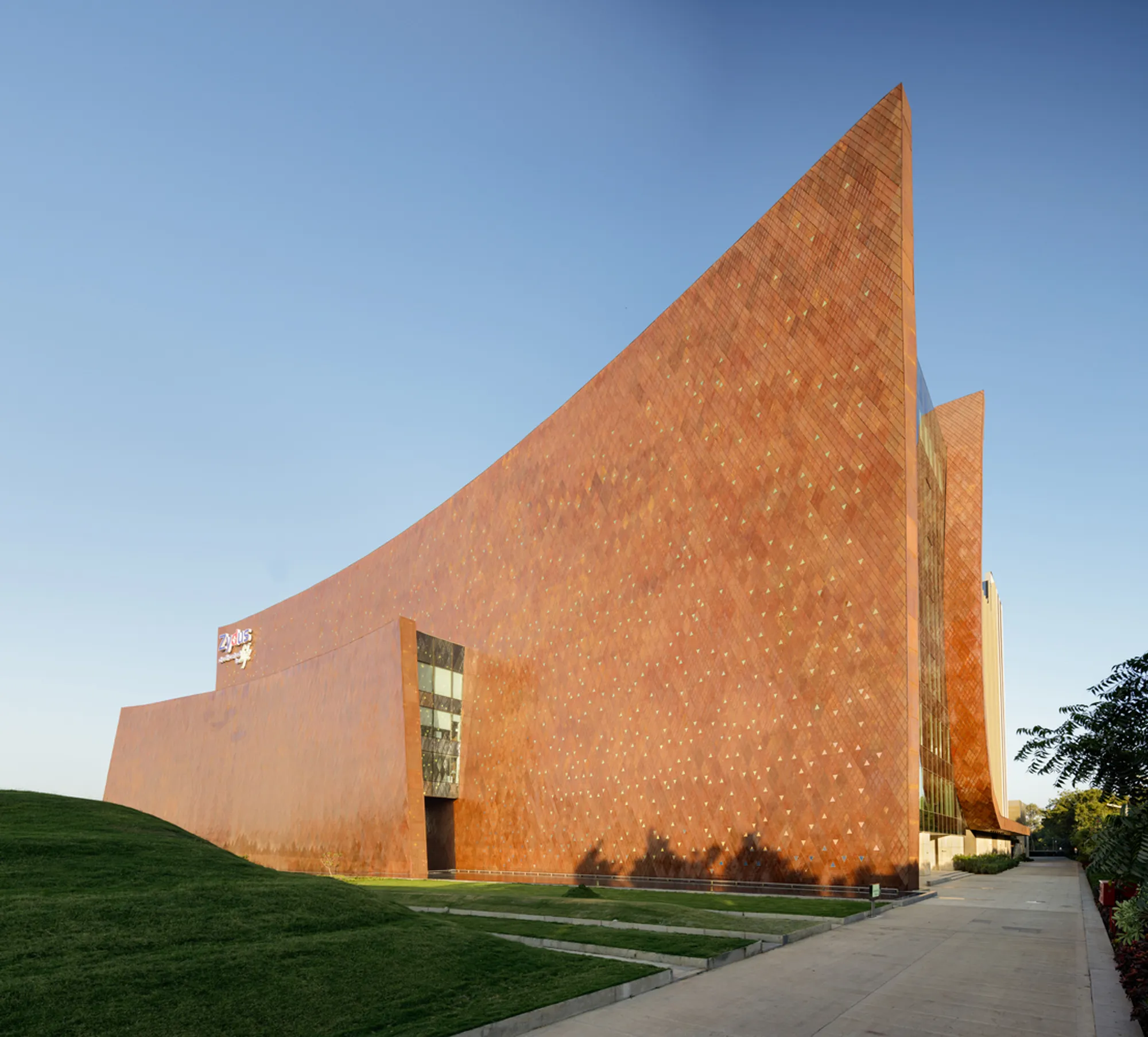 Zydus Headquarters by Morphogenesis: A Landmark of Sustainable, Climate-Responsive Corporate Architecture in Ahmedabad
