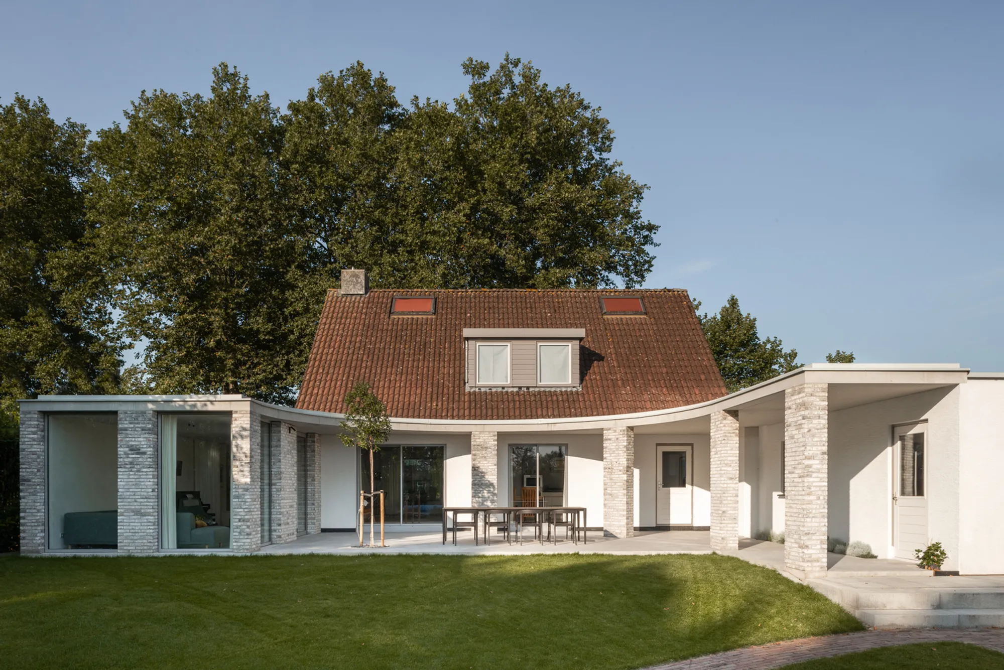 Peristilio House by B2A – A Modern Roman-Inspired Extension in Utrecht