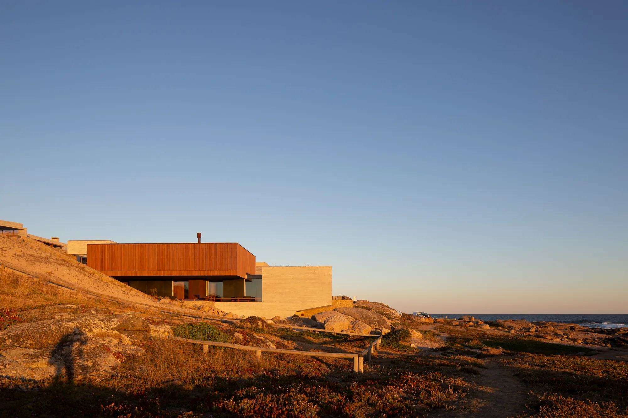Stone House by Grimaldi - Nacht arquitectos – Harmonizing Landscape, Concrete, and Wood