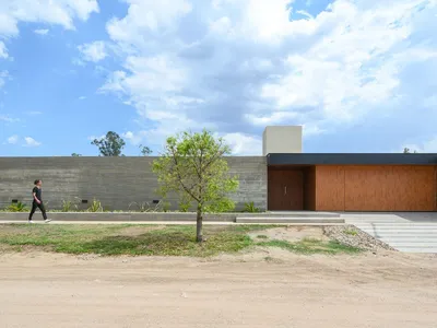 Intimate House by Karlen + Clemente: Modern Residential Design in Rio Tercero