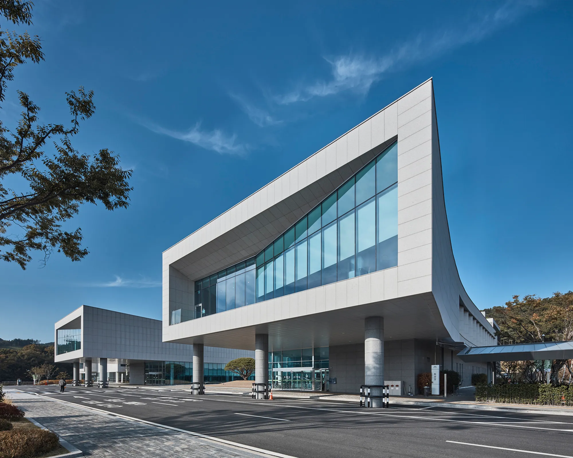 Hwaseong Hambaeksan Memorial Park by HAEAHN Architecture