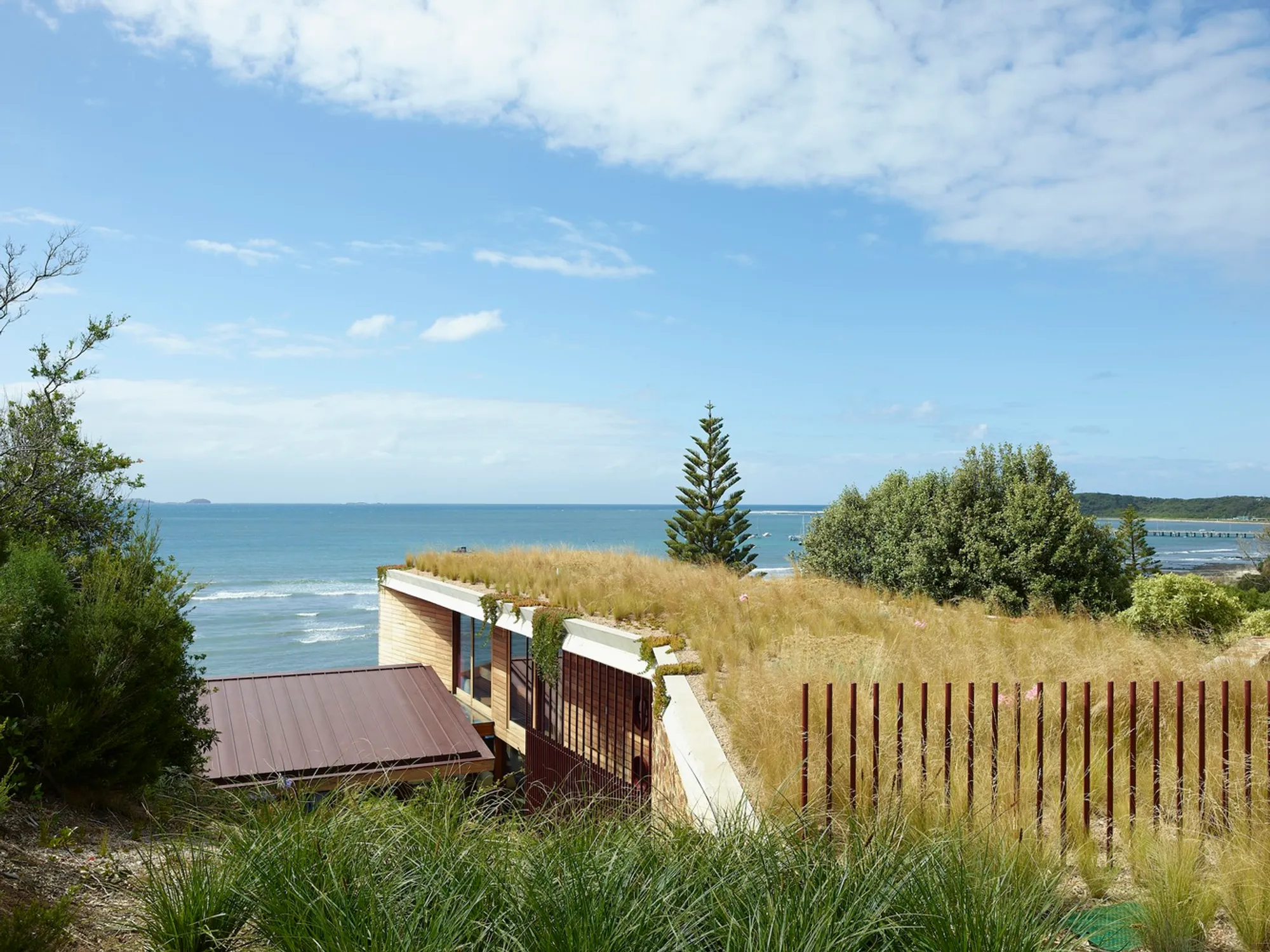 Flinders House by Kennedy Nolan Architects: A Modern Coastal Retreat in Balance with Nature