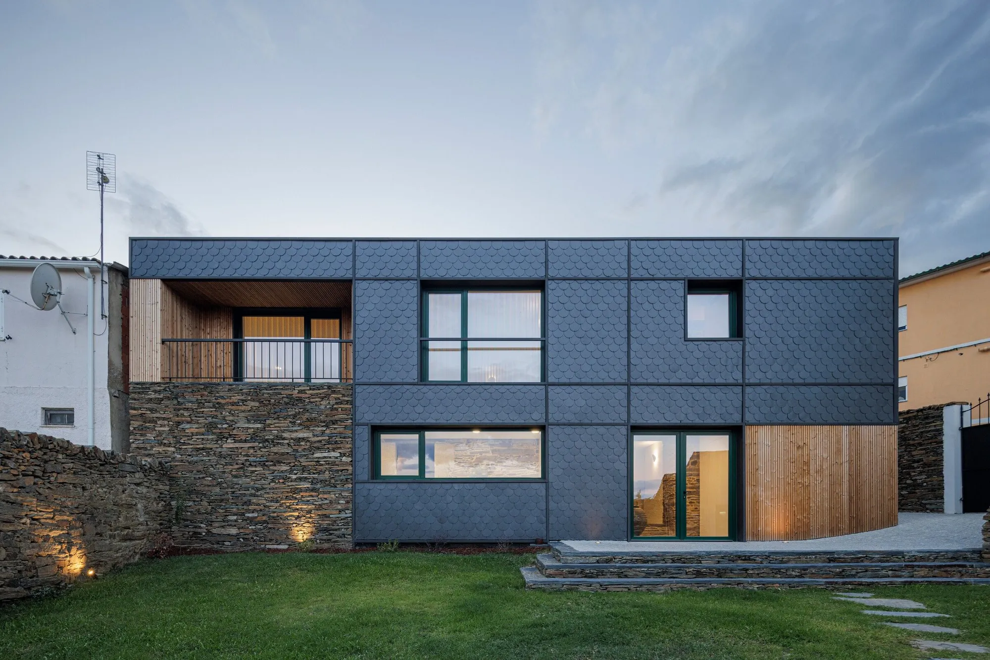 Caldeira House by Filipe Pina: A Historic Rehabilitation Blending Tradition and Contemporary Living