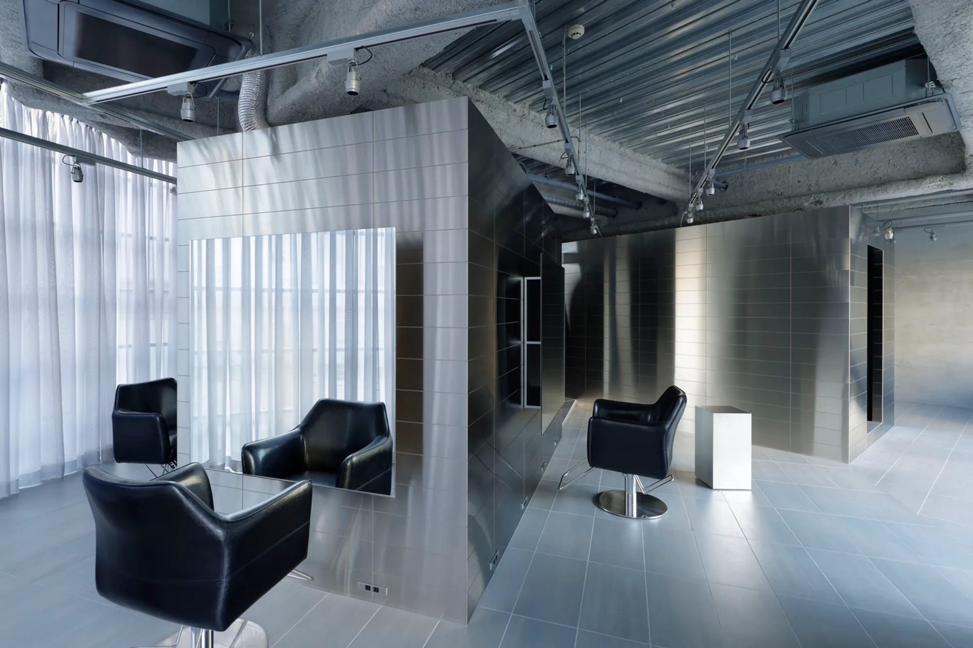 STAKK Hair Salon by kfuna – A Grid-Inspired Space of Logic and Balance in Osaka