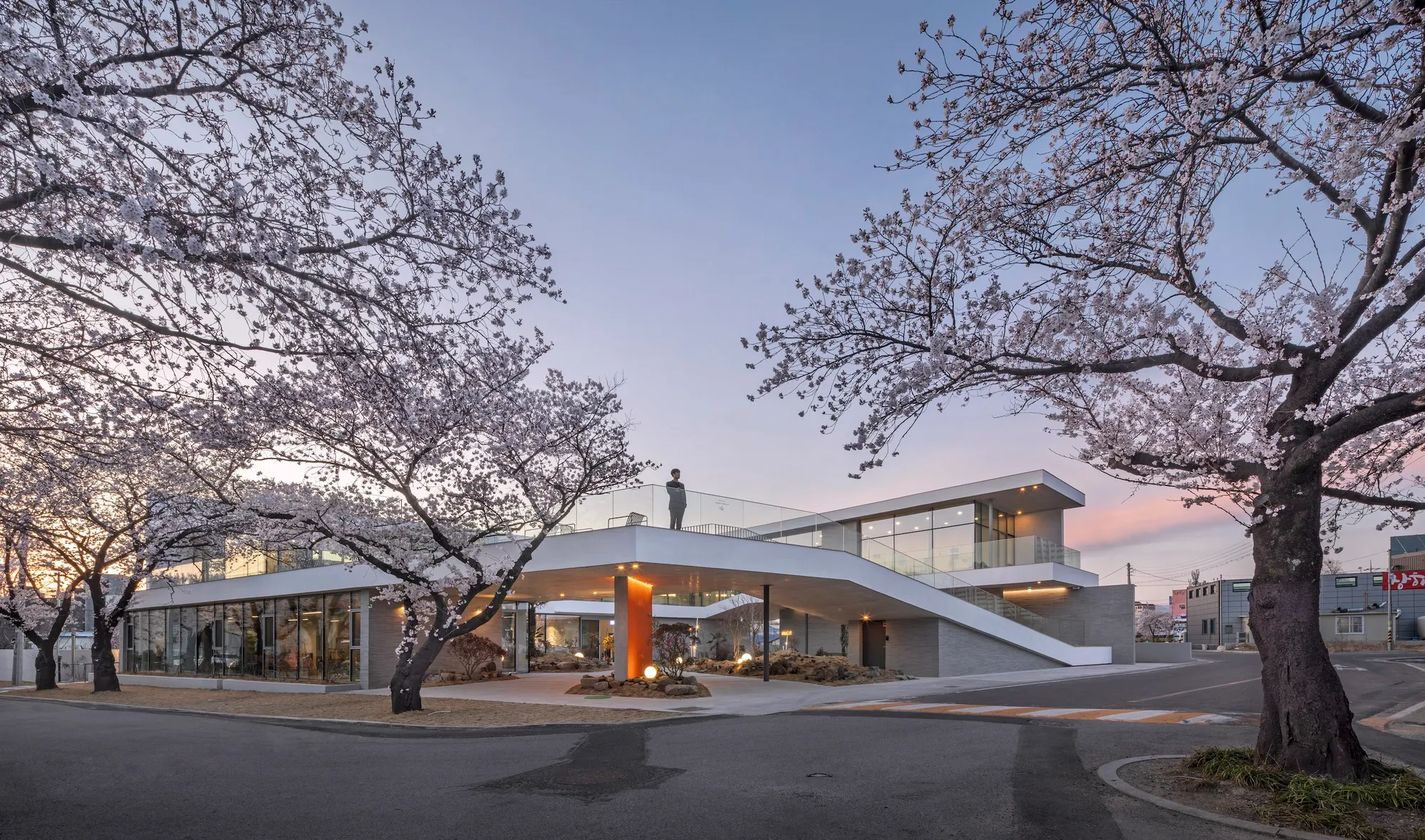 In A Little Time Café by PLS Architects + Atelier MODS – A Modern Courtyard Café in Ulsan