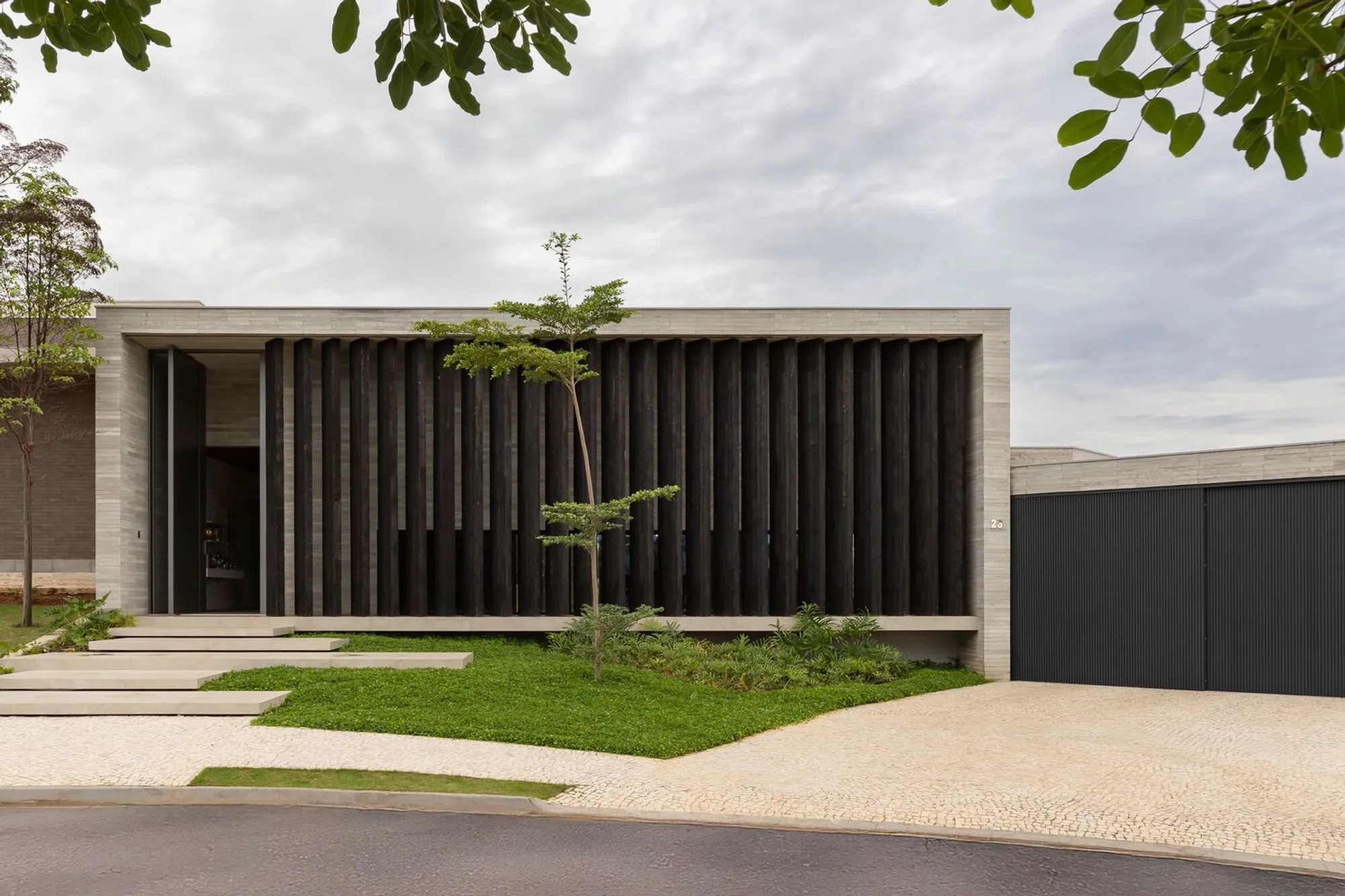 JK House by João de Barro Arquitetura – Contemporary Minimalist Retreat in Minas Gerais, Brazil