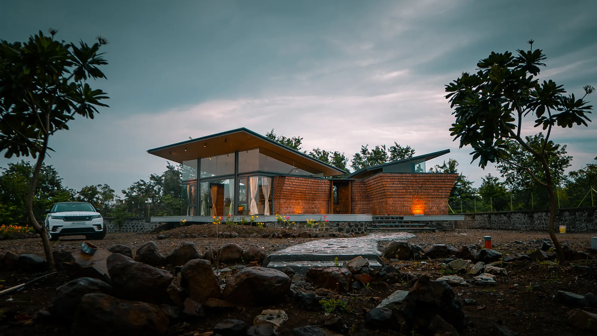 The Inner Journey – A Weekend House in Meherabad by Tres Atelier