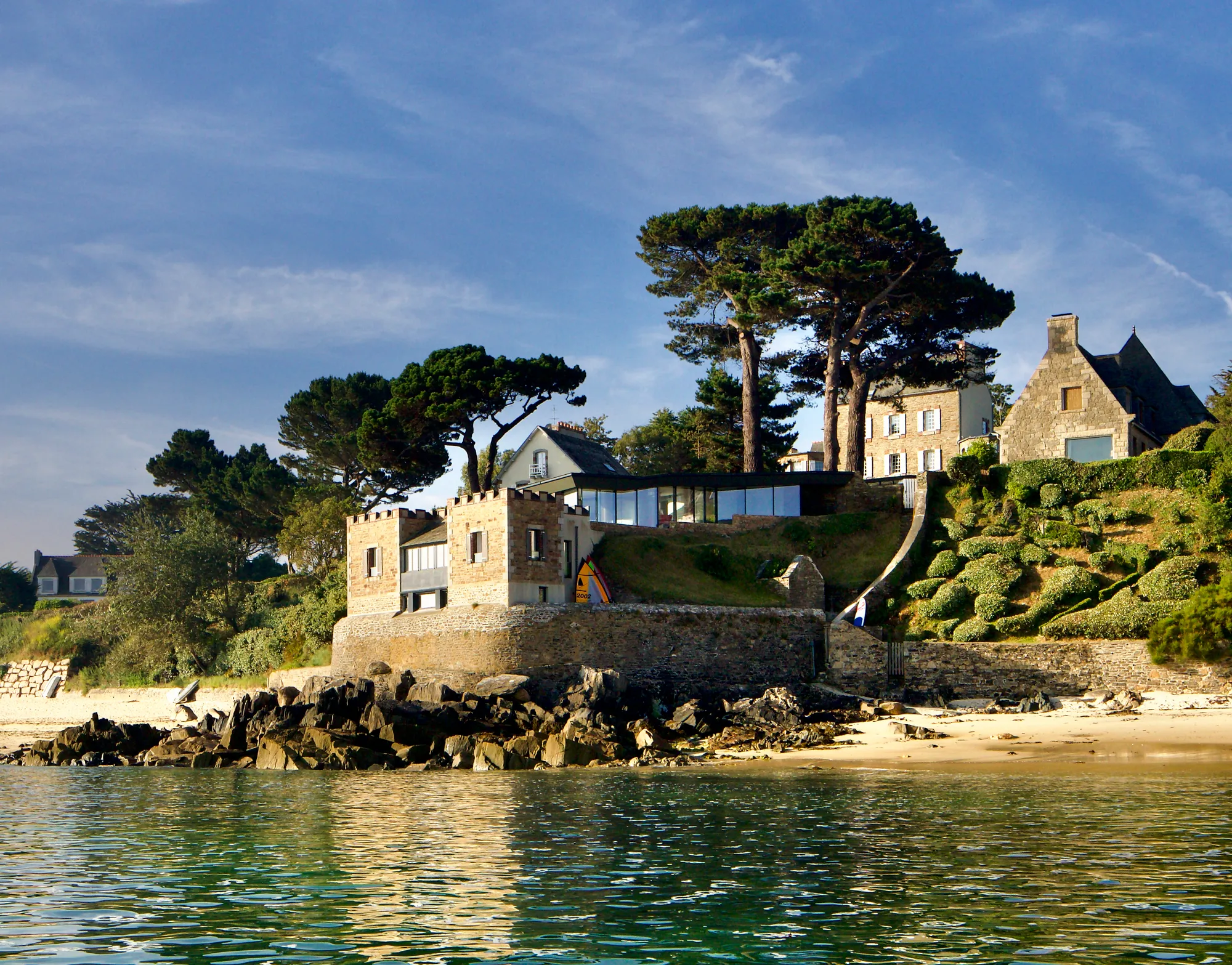 Fortin House by Studio Odile Decq – A Modern Glass Retreat on Brittany’s Rugged Coastline
