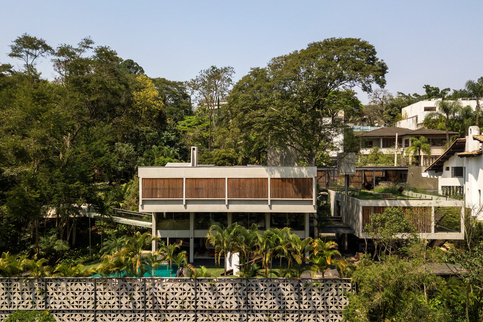 PLR House by André Becker – Architectural Excellence in São Paulo