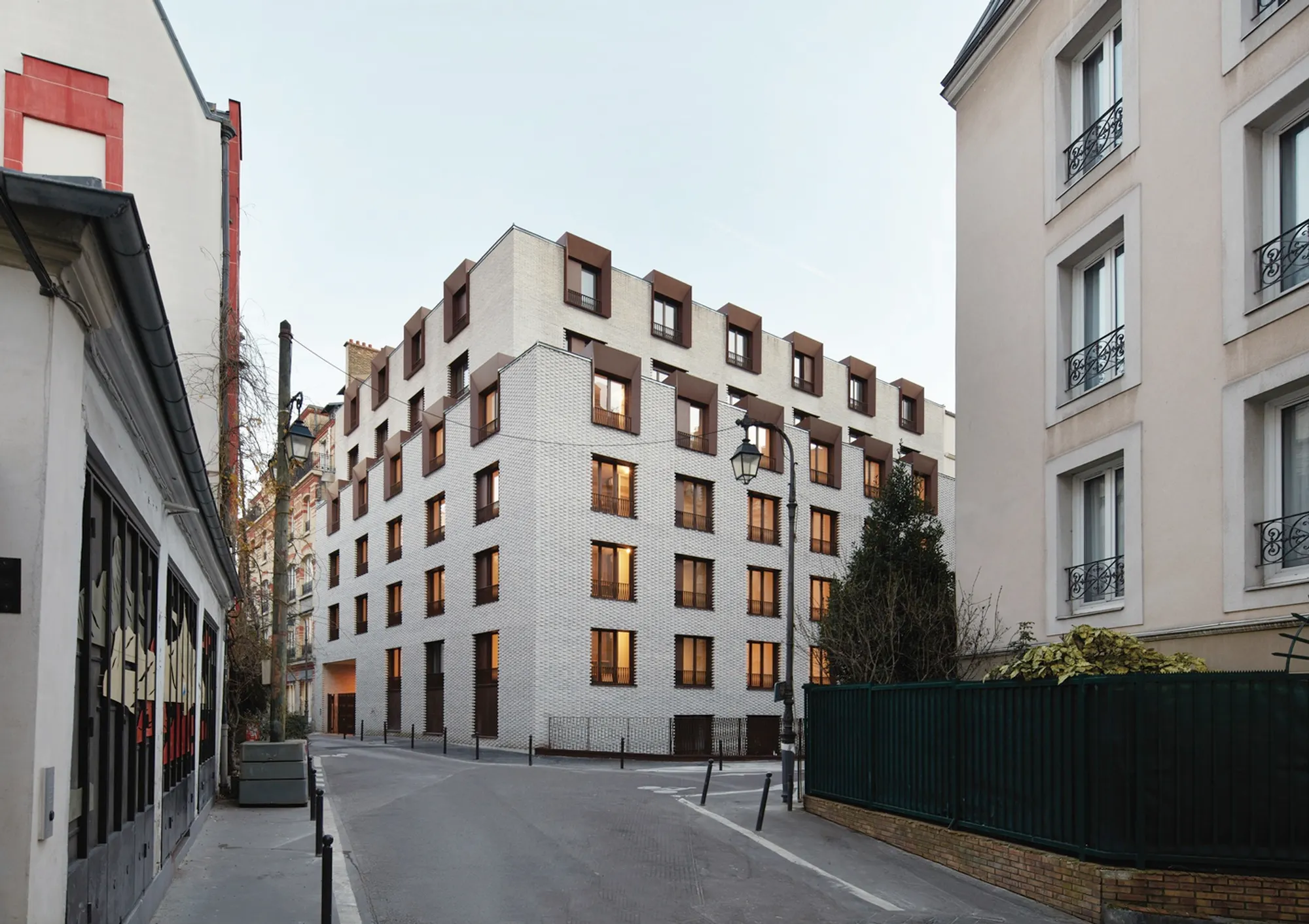 Un Toit – Parisian Residence by Atelier du Pont: A Safe and Dignified Refuge in the Heart of Paris