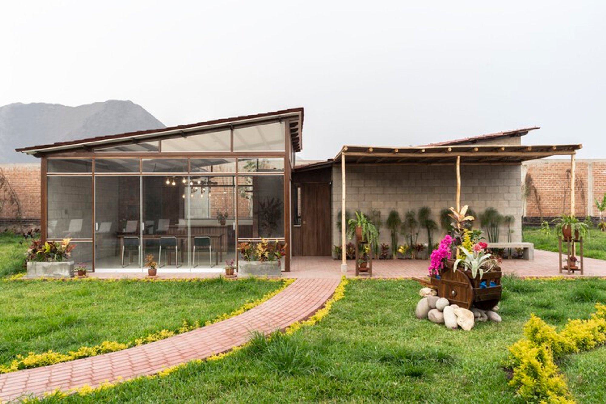 Suhe House by Acosta Echegaray Arquitectura – Modern Mountain-View Residence in Pachacamac, Peru