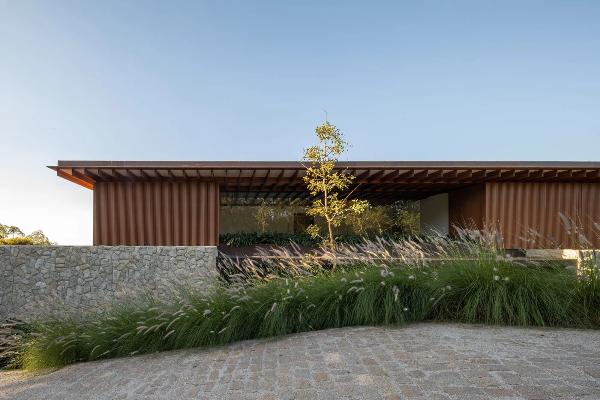 House D+J by Pablo Lanza Arquitetura: A Contemporary Family Retreat Embracing Nature and Leisure