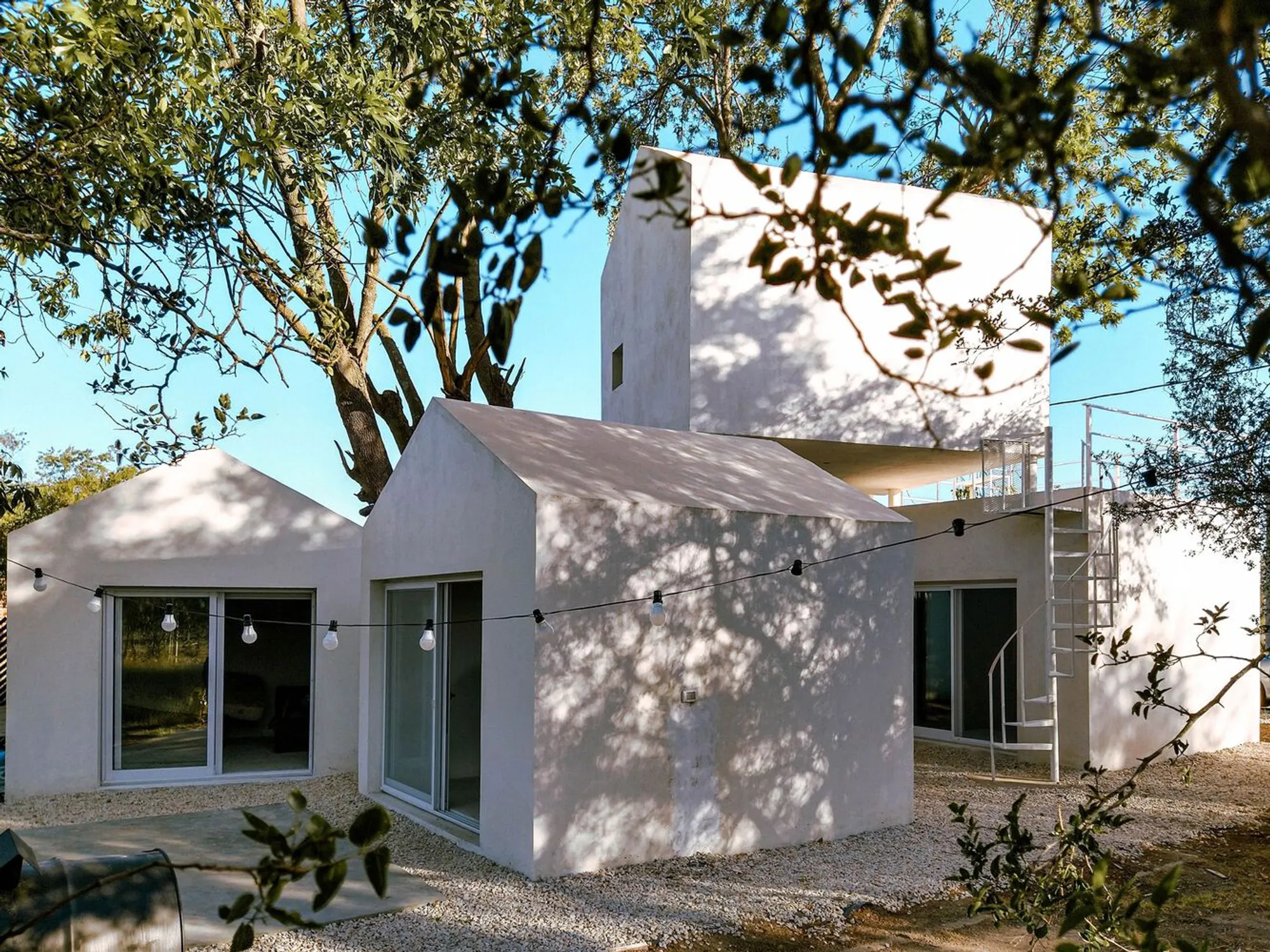SF-FR House by Mariano Ravenna: Flexible Family Living in Los Hornos, Argentina