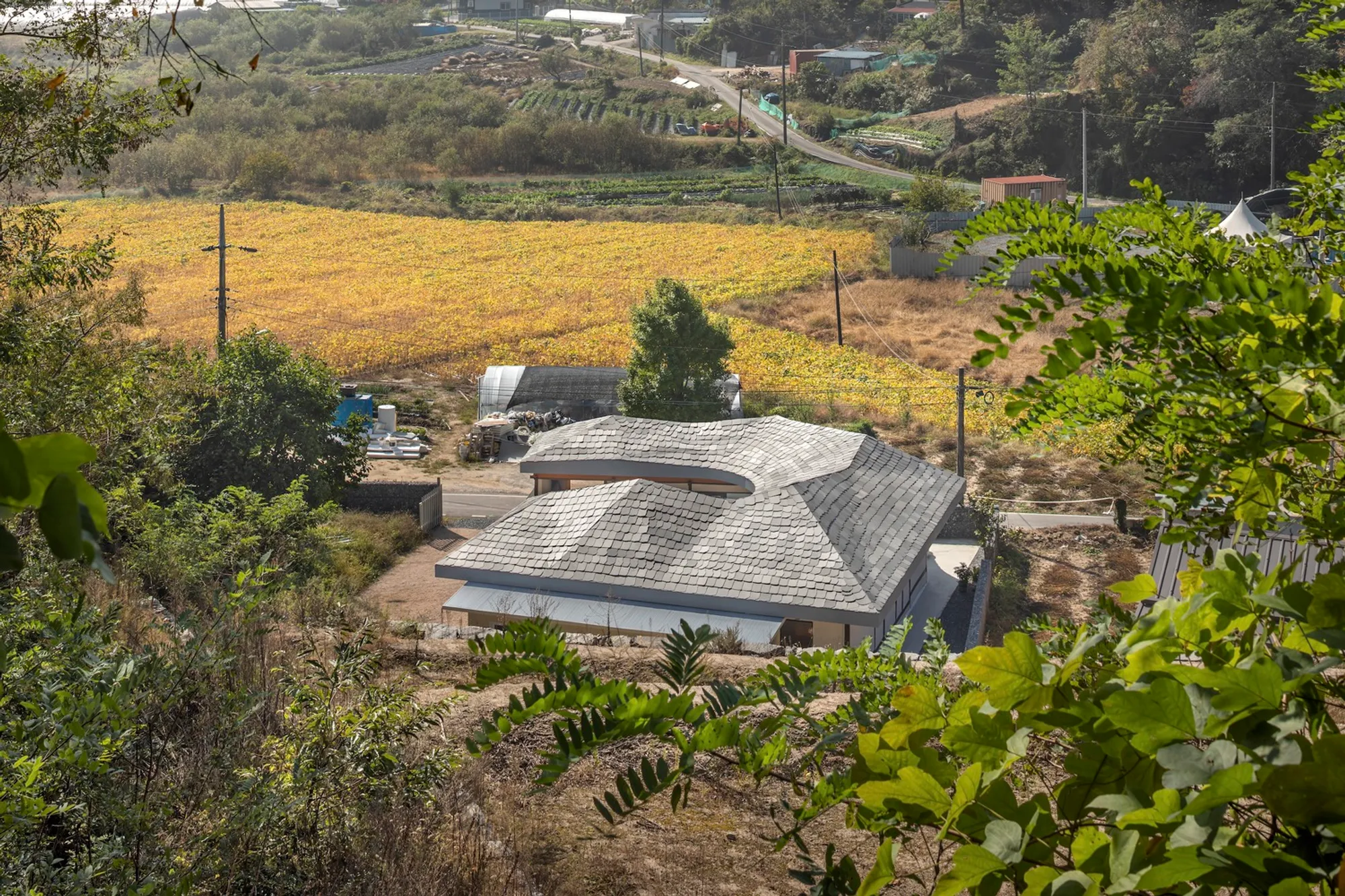 Gorami House by DRAWING WORKS – A Contemporary Revival of Traditional Korean Architecture in Jecheon
