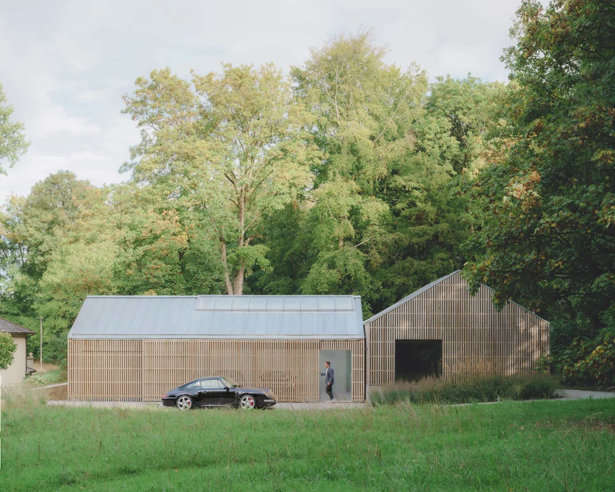 Autobarn by Bindloss Dawes – A Contemporary Timber Garage and Workshop for Classic Cars