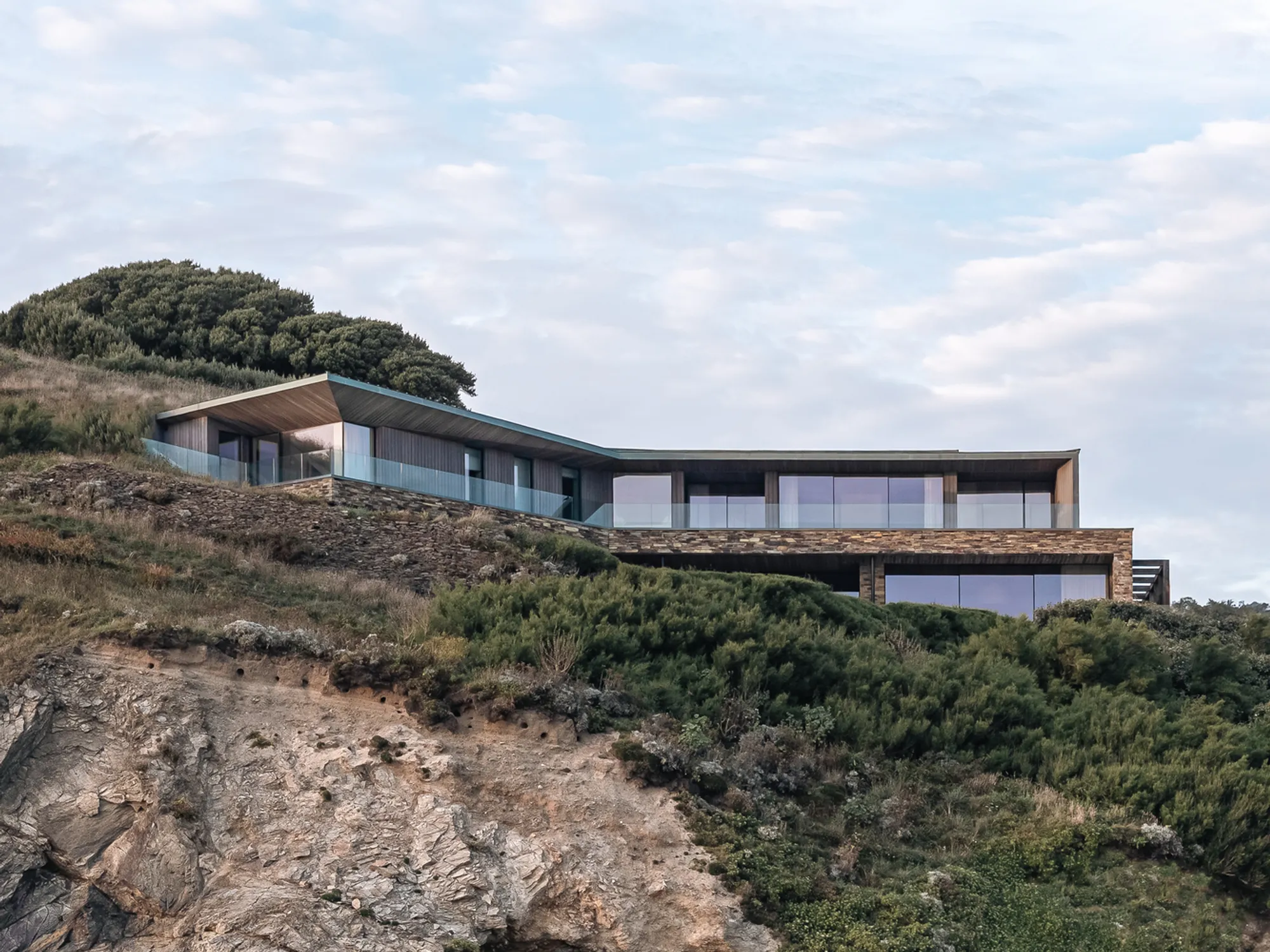 Two-Family House by Rundell Associates – Sustainable Seaside Retreat in North Cornwall