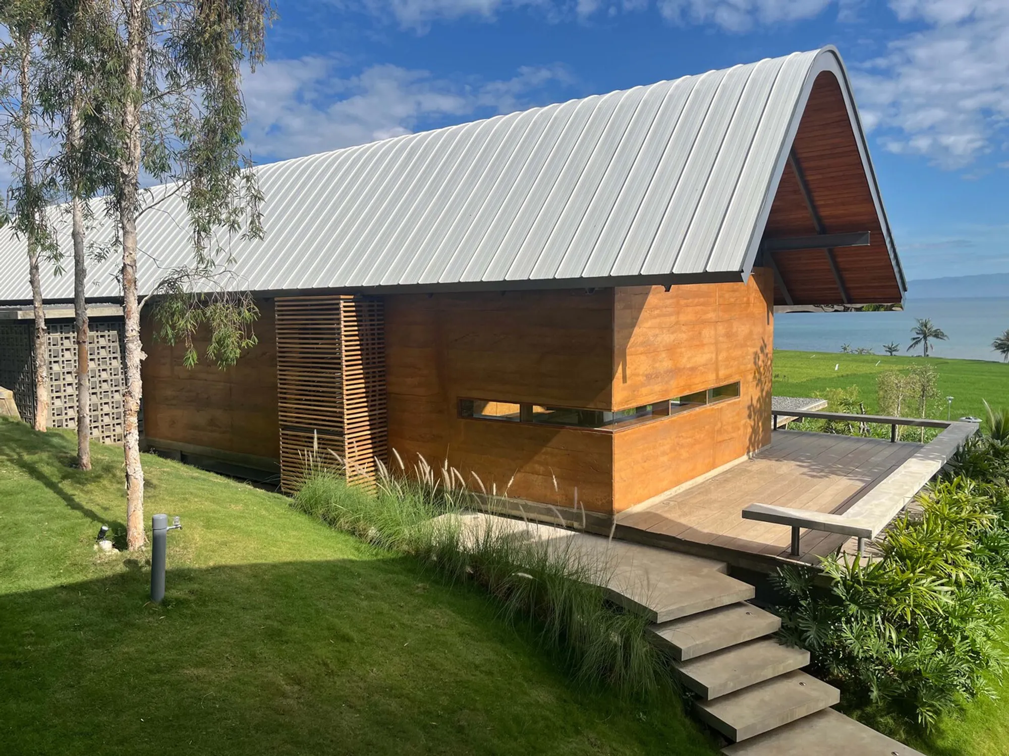 Omah Tanah House by Budi Pradono Architects – Sustainable Coastal Living in Sukabumi