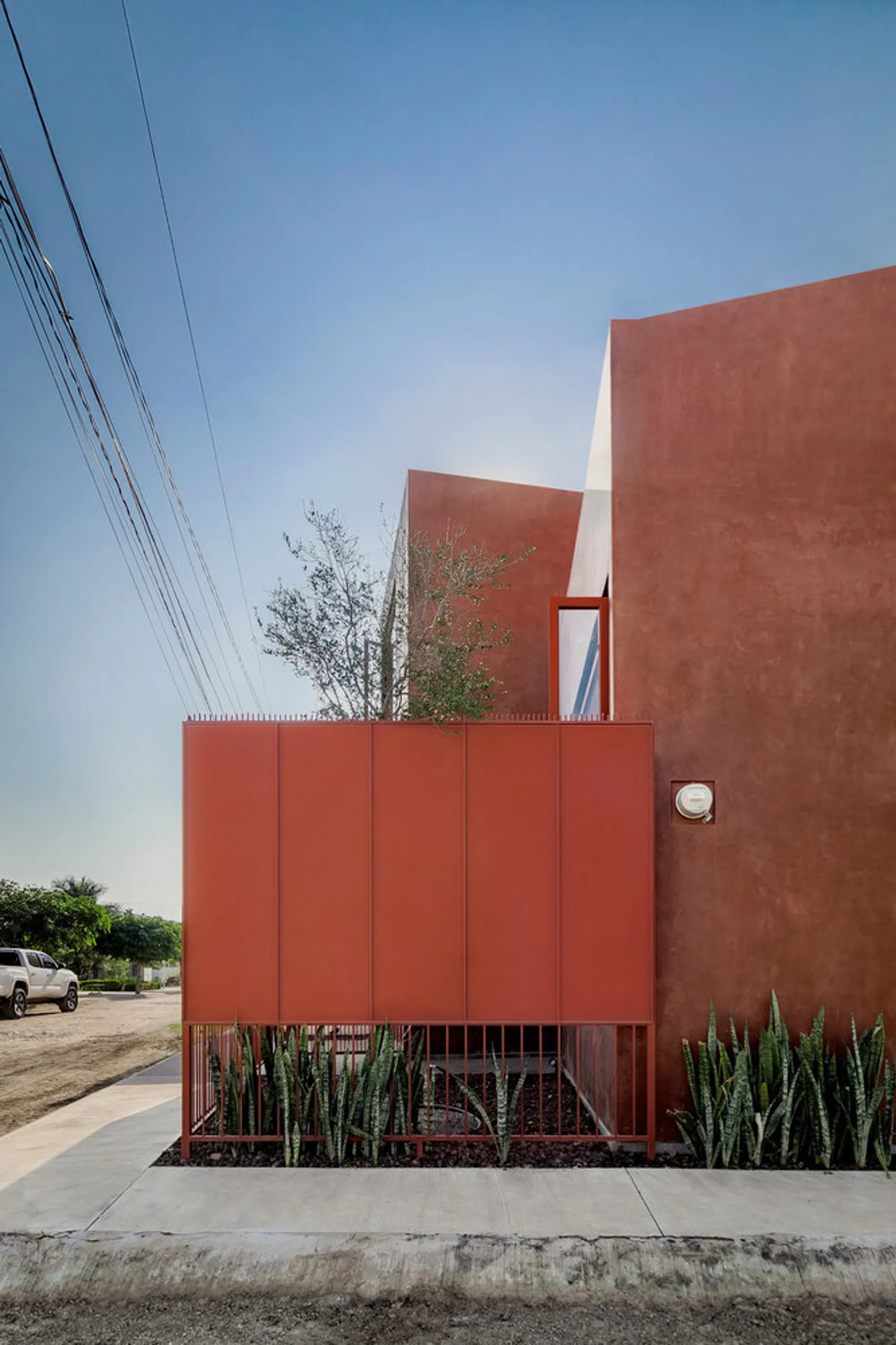House Roja by JDR Arquitectos: A Harmonious Blend of Privacy, Community, and Architectural Emotion
