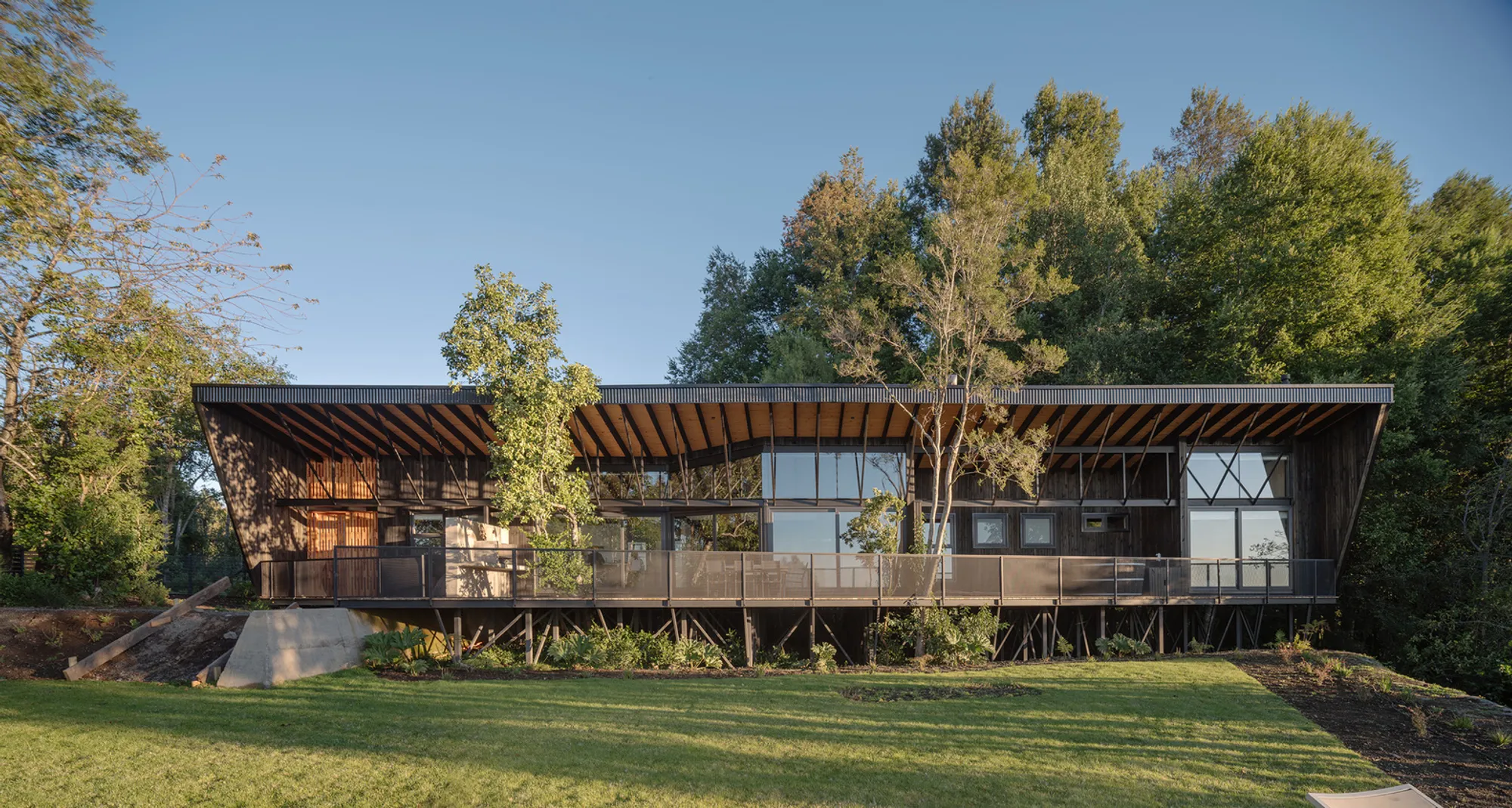 Miradores House by Lucas Maino Fernández – Contemporary Residential Design in Villarrica, Chile