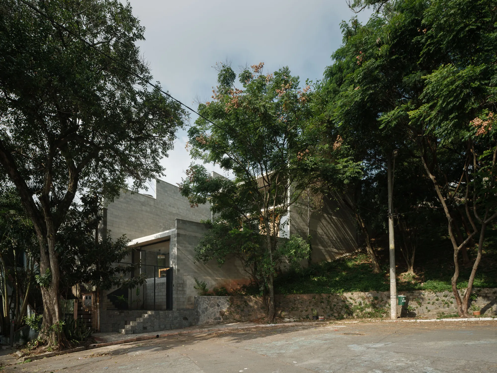 Camboriú House by Terra e Tuma Arquitetos Associados: A Modern Residential Gem in São Paulo