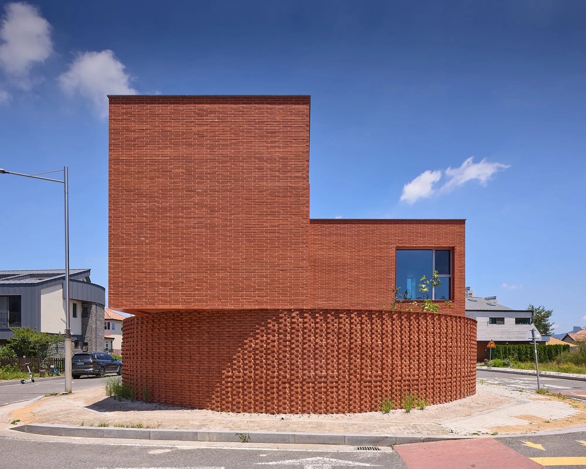 C104-9 House by AEA_Atelier Espace Architectes – Modern Brick Residence in Jinju, South Korea