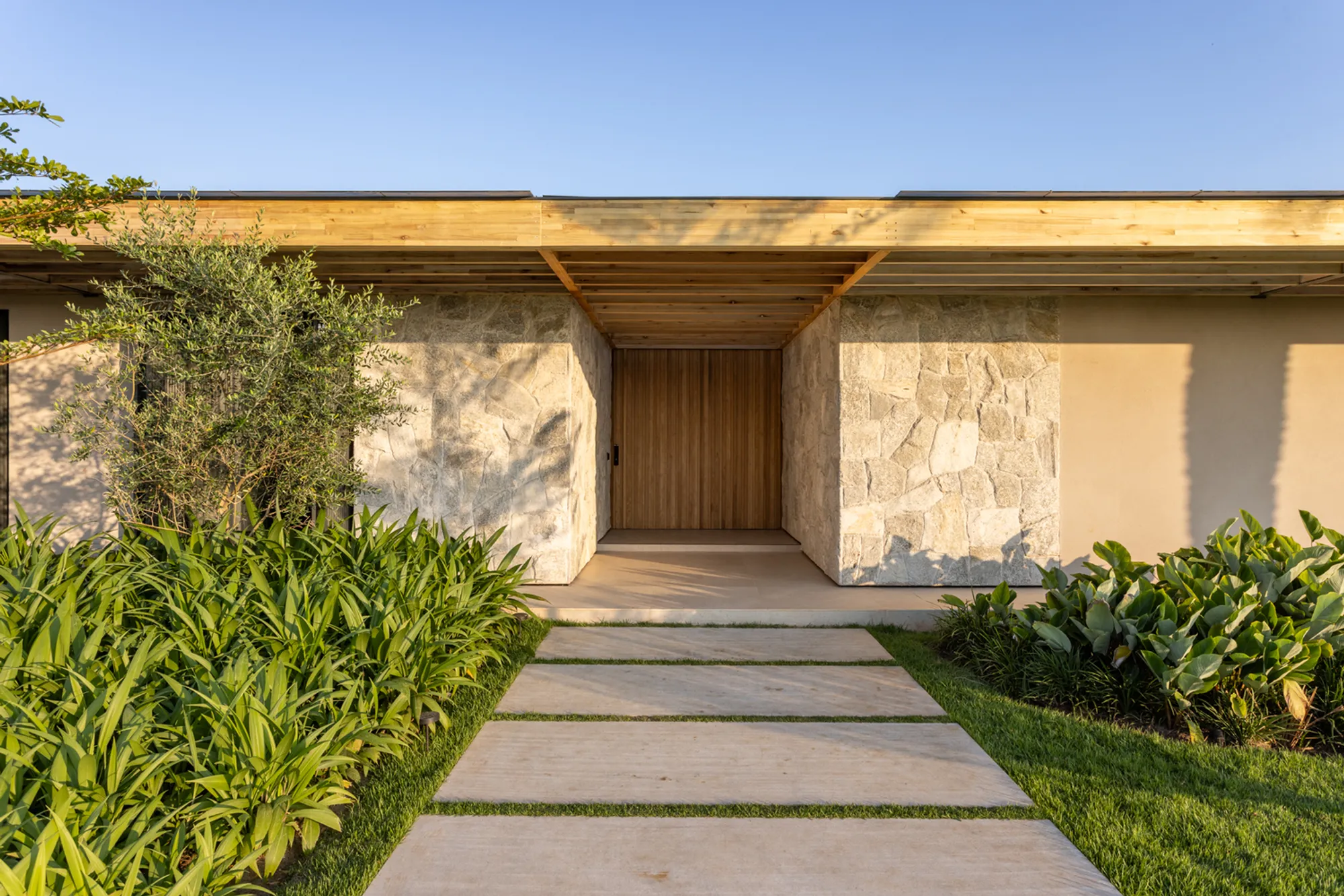 T.M Project by TWO Arquitetura: Luxury Family Home in Fazenda da Grama, Brazil