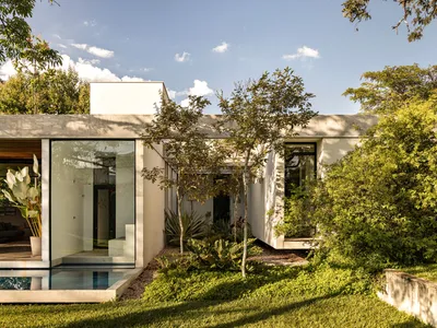 Varanda House by Esquadra Arquitetos: A Seamless Dialogue Between Nature, Art, and Architecture