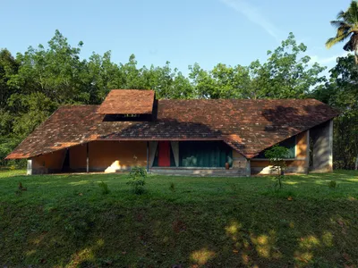 The Ethereal Whisper House by Project 51 A (h) – A Harmonious Retreat in Kerala