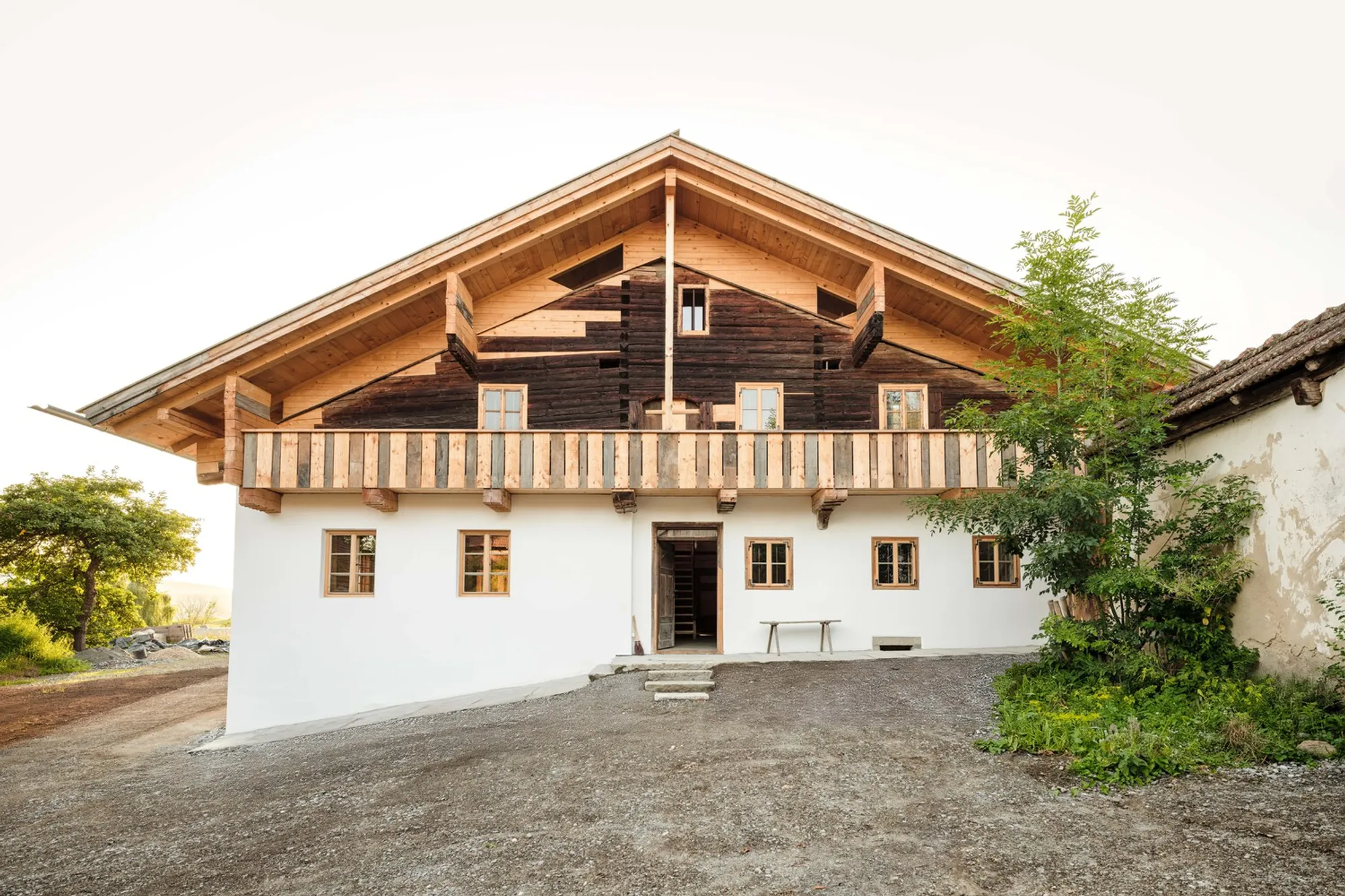 House with an Elevated Roof by Maximilian Hartinger Architekt