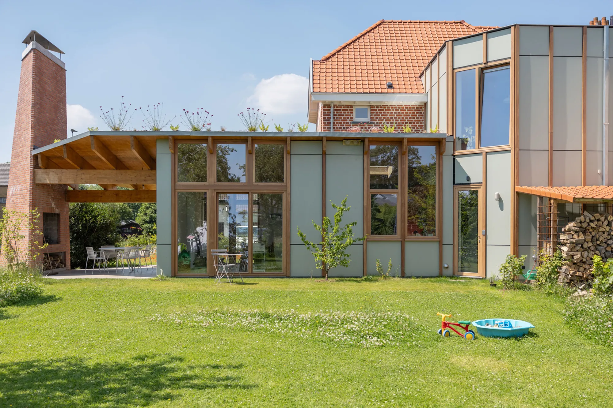 Hofbode II Semi-Detached House — Timeless Renovation and Sun-Responsive Extension in Belgium