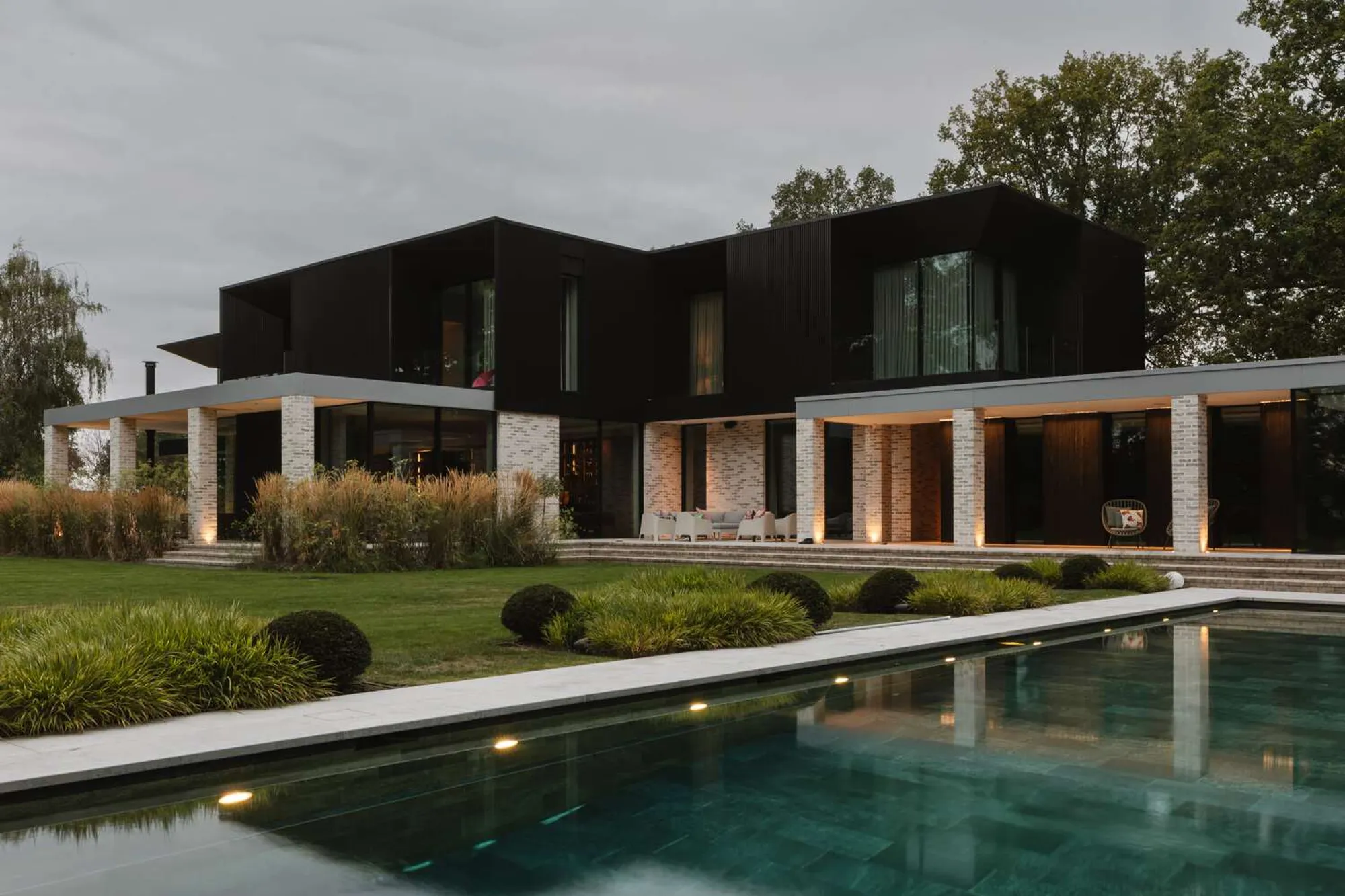 Weavers – Seer Green House by Des Ewing Architects: A Modern Reinterpretation of the English Country Estate