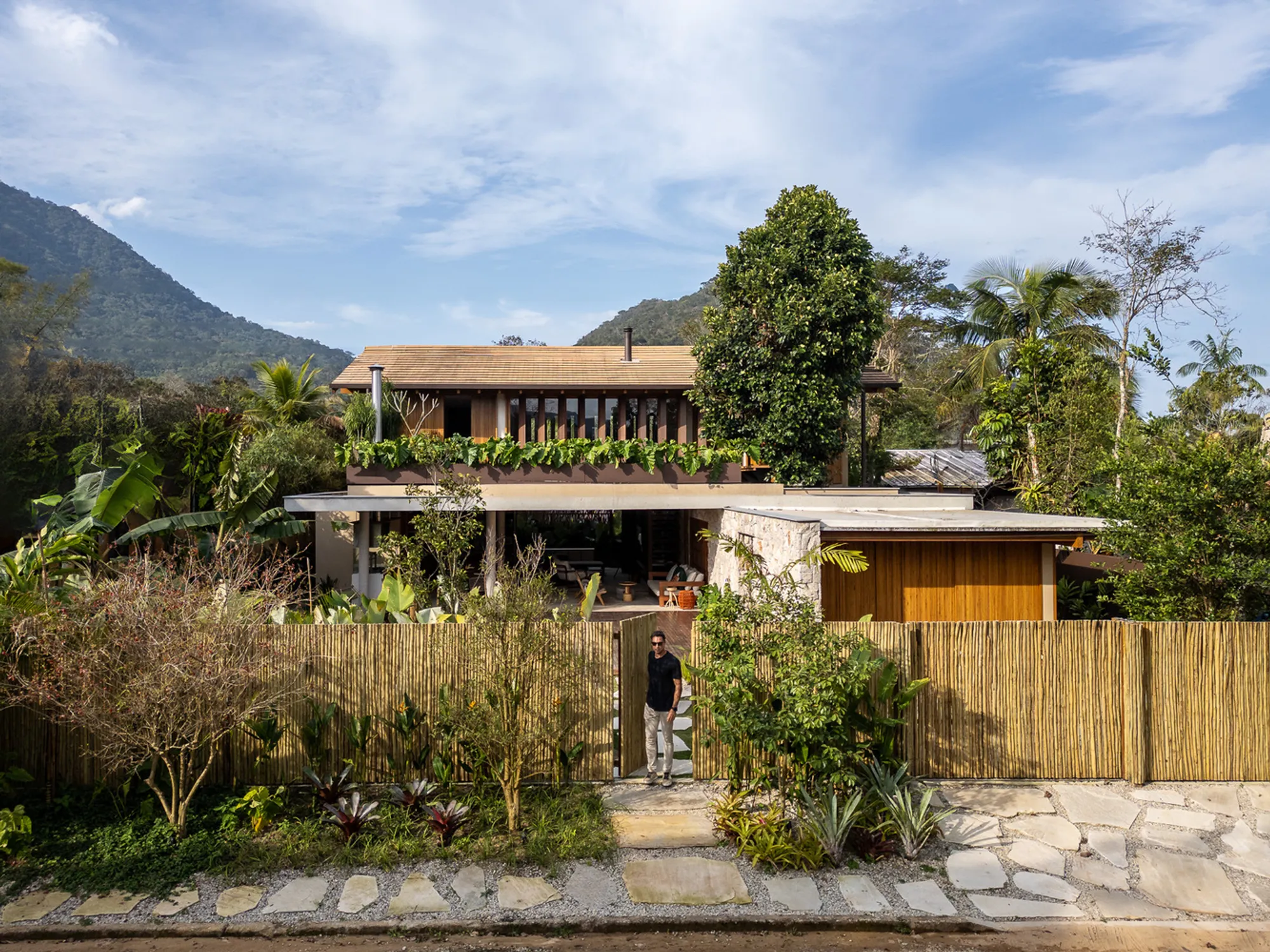 DRN Residence by Pitta Arquitetura: A Masterpiece of Contemporary Tropical Architecture in Ubatuba