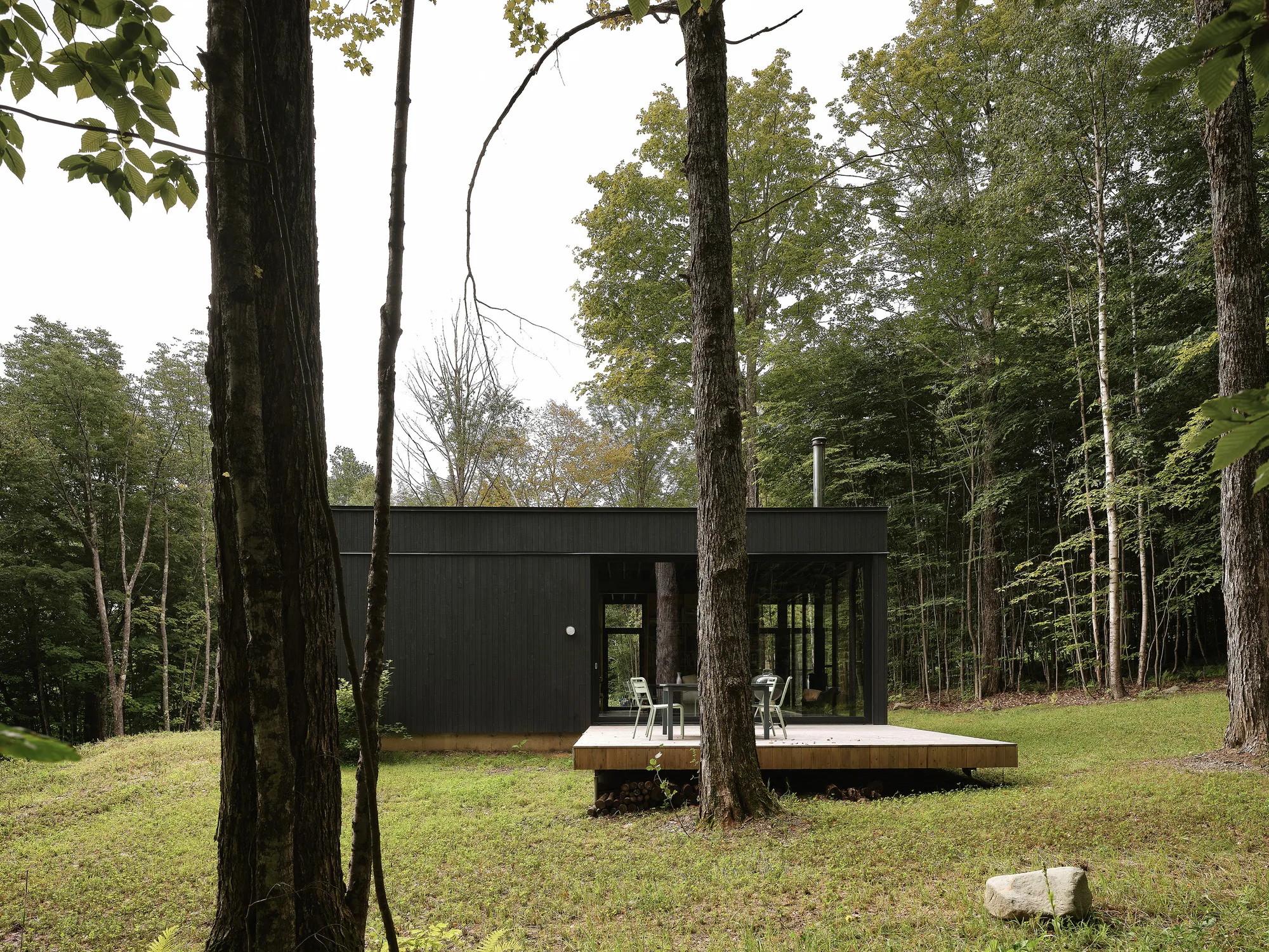 Spinone House by Jérôme Lapierre Architecte: A Minimal Wooden Refuge Immersed in the Quebec Forest