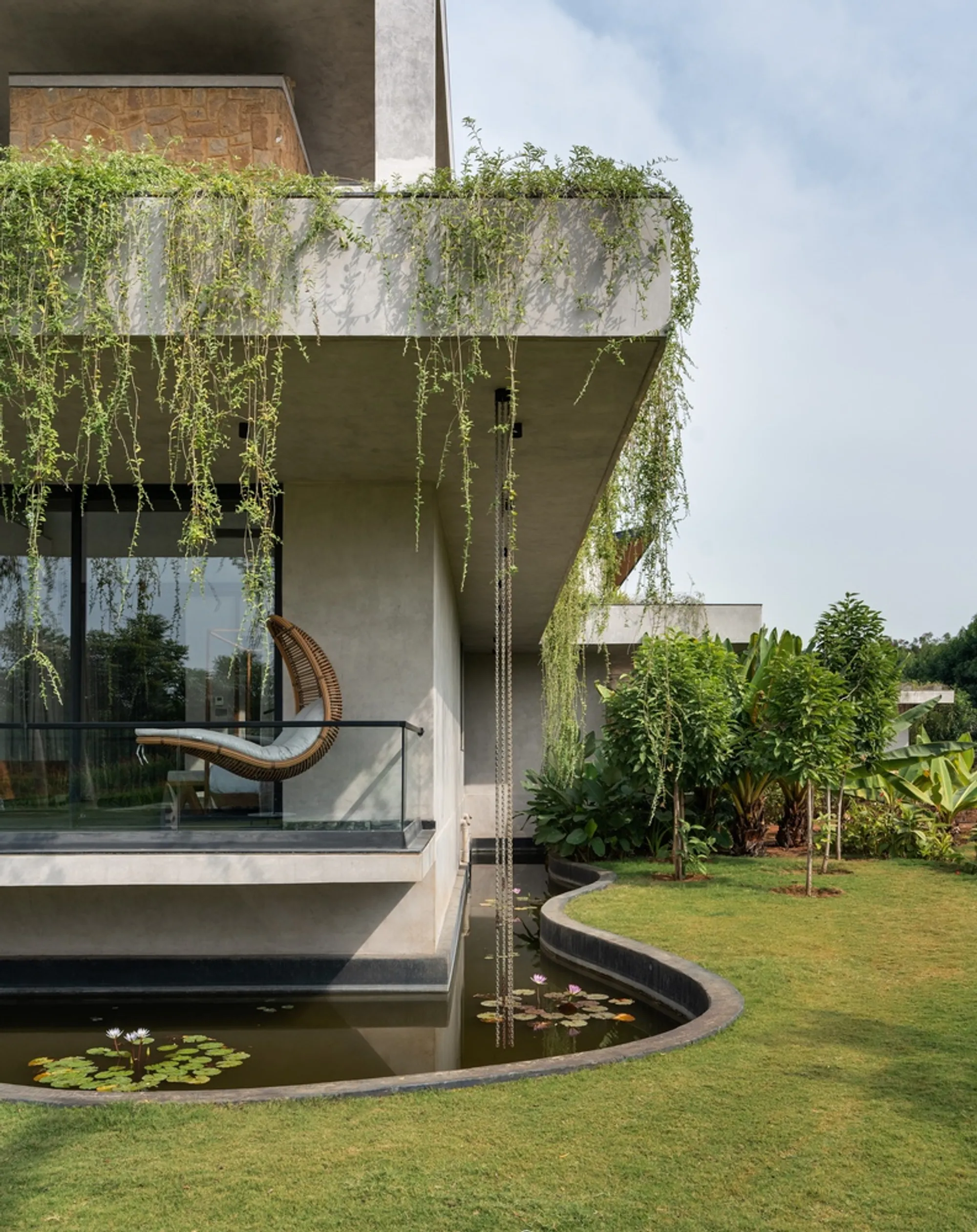 23 Degrees Design Shift Floats a Multigenerational Retreat on a Moat Near Hyderabad