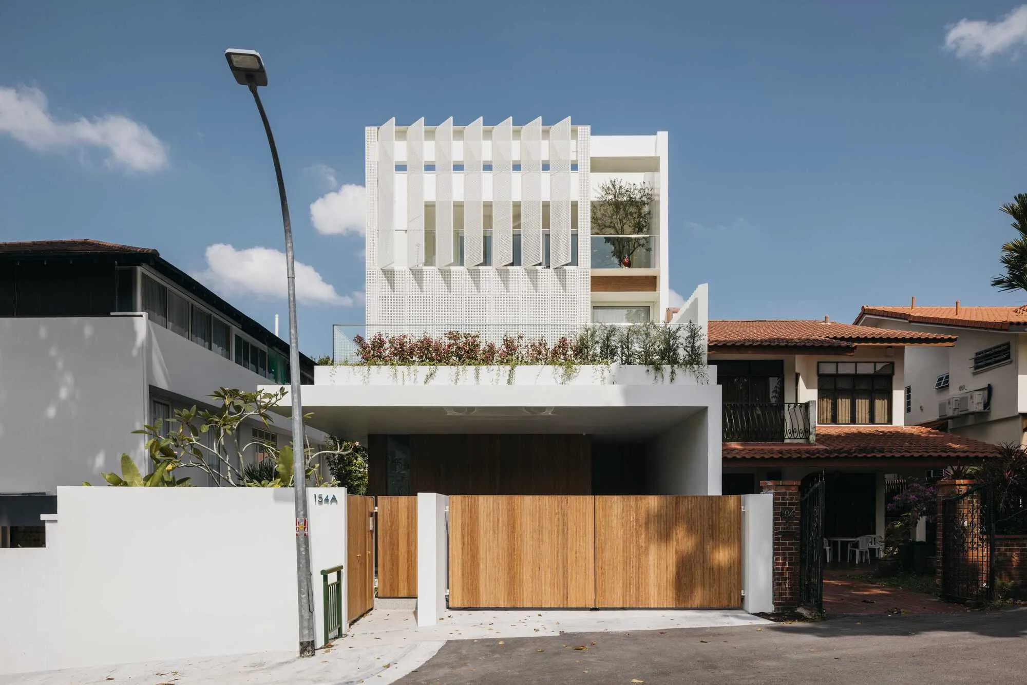 Wicker House by Ming Architects – Contemporary Tropical Living in Singapore