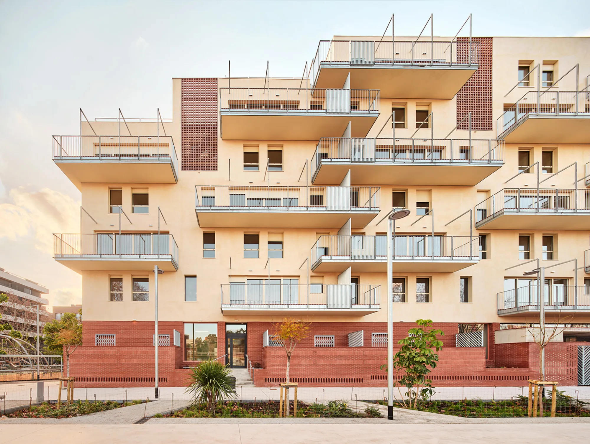 50 Social Housing Units – DE PEUS A TERRA i el cap pels núvols by Miel Arquitectos + MARMOLBRAVO + MADhel