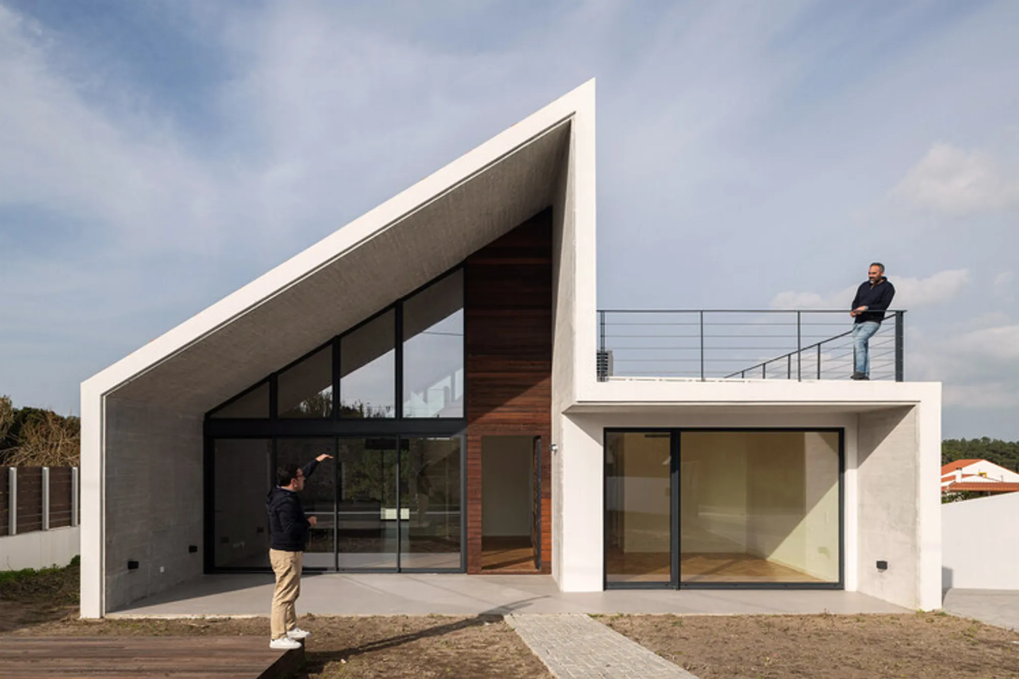 House of Espinheira by Partner4Build – A Minimalist Dialogue Between Concrete, Nature, and Light