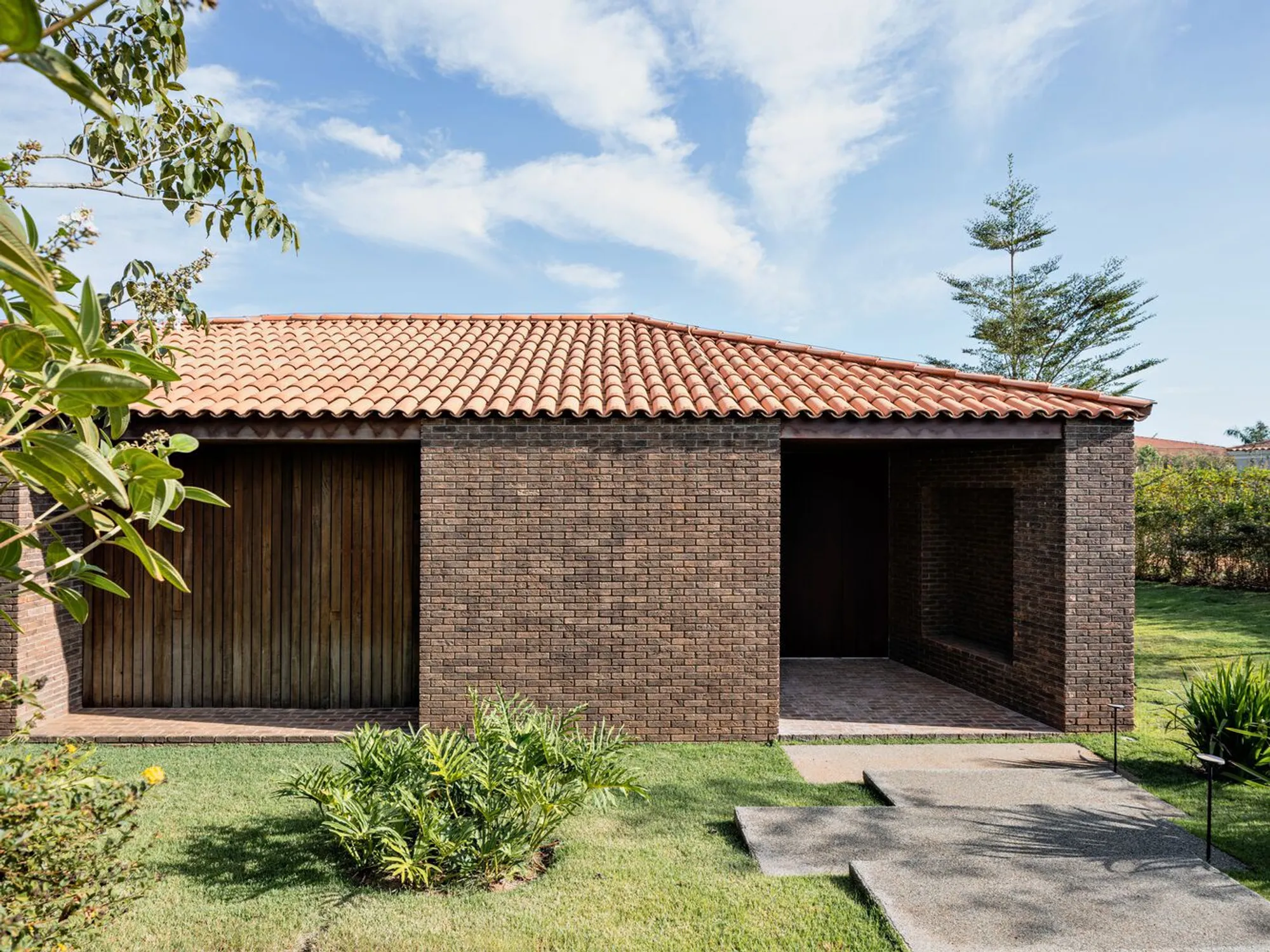 Haras House by Felipe Hess Arquitetos: Modern Brazilian Residence Integrating Nature and Privacy