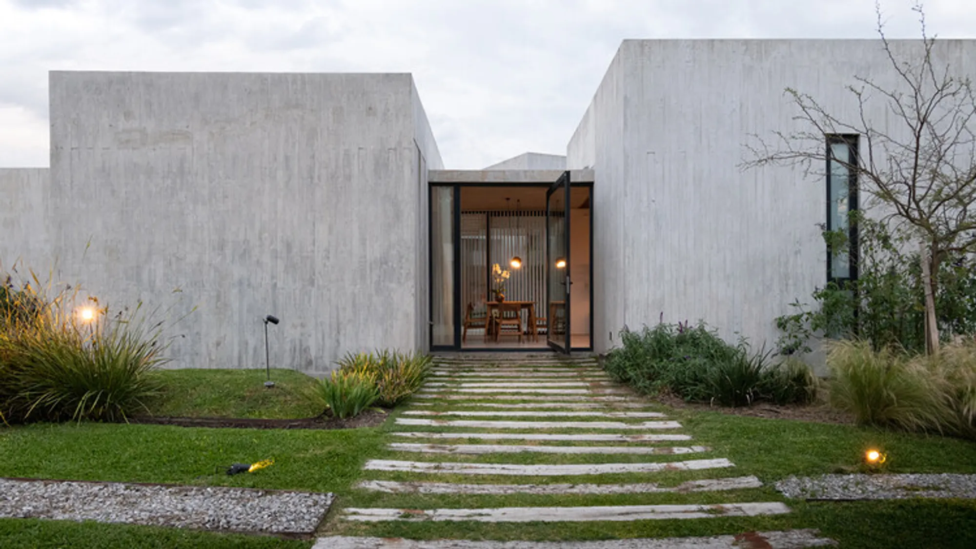 Providence House: A Masterpiece of Contemporary Argentine Architecture by MMCV