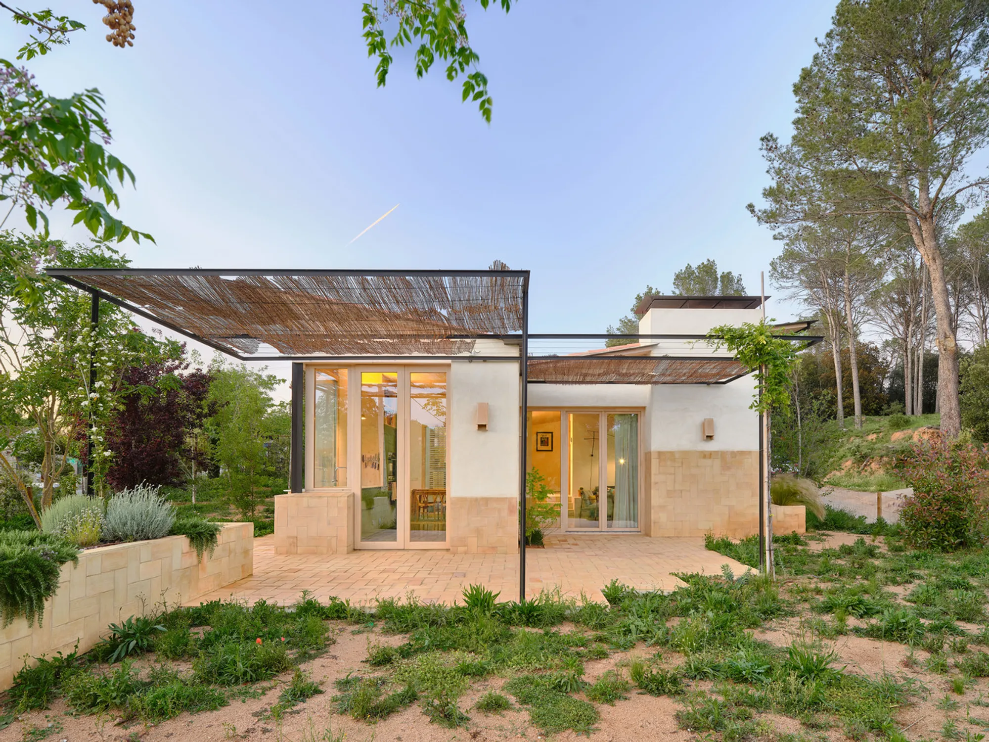 Butterfly House by Tallerdarquitectura: A V-Shaped Haven Connecting Architecture and Nature