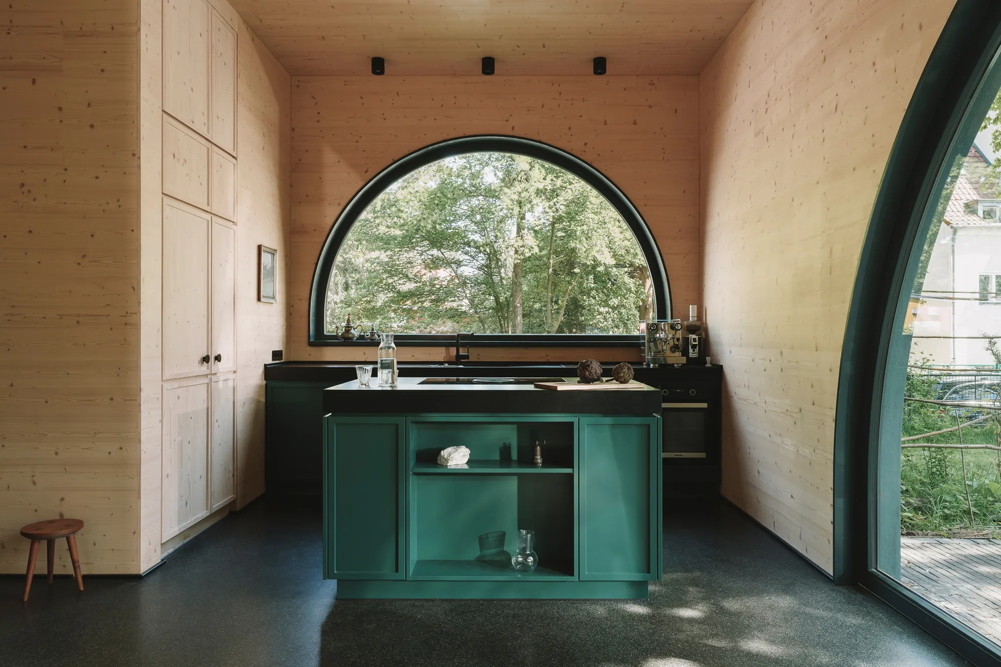 Greenkamp House: Atelier ST Blends Timber Craft, Heritage, and Modern Living in Berlin’s Historic Eichkamp Estate