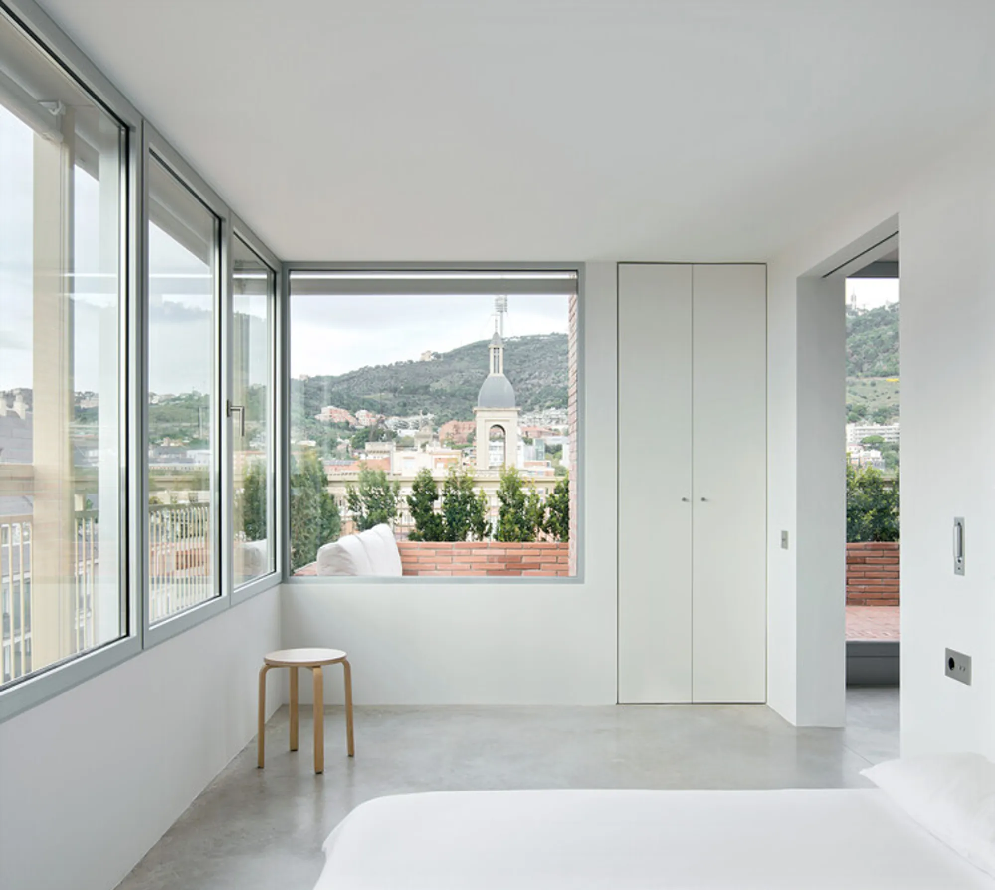 Attic A.N.T. by Pineda Monedero – A Sculptural Penthouse Renovation in Barcelona